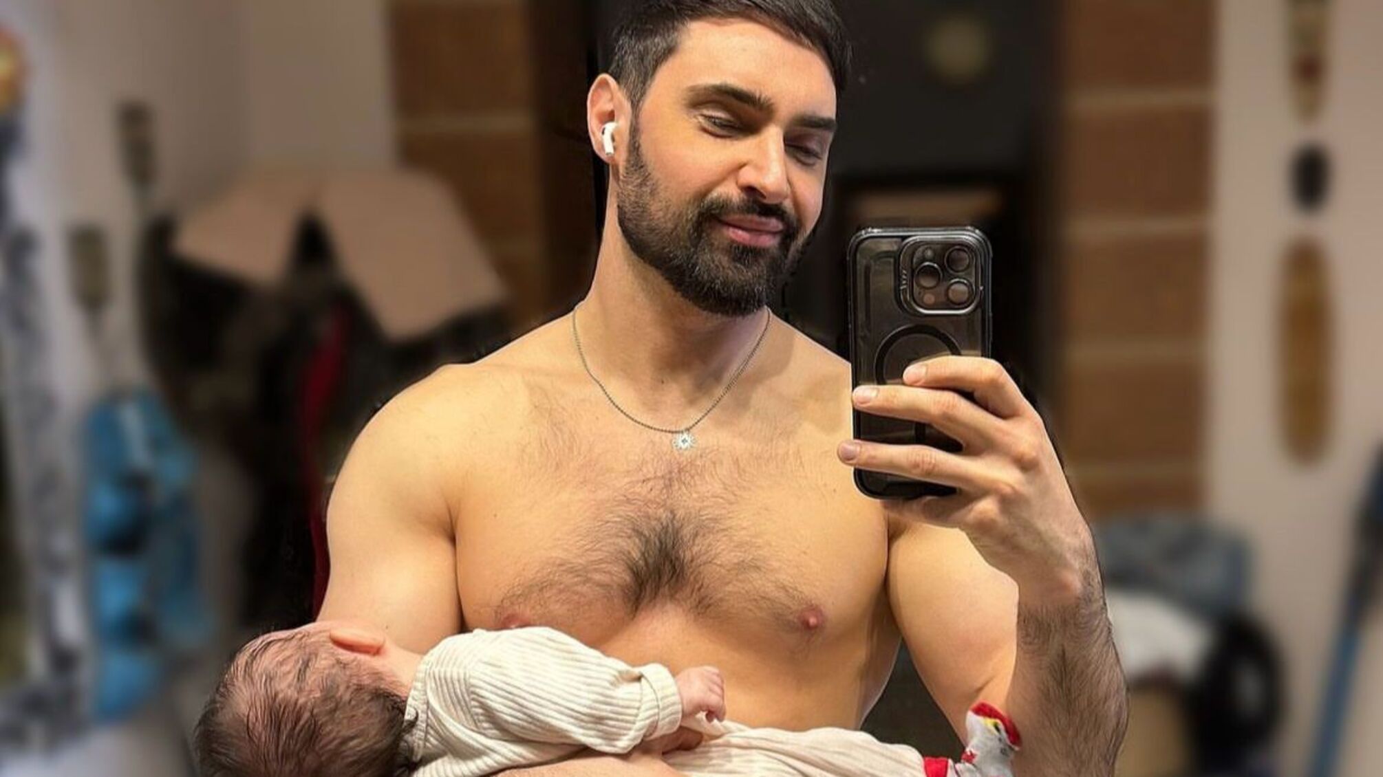 Віталій Козловський показав свого двомісячного сина і як він танцює під його пісню