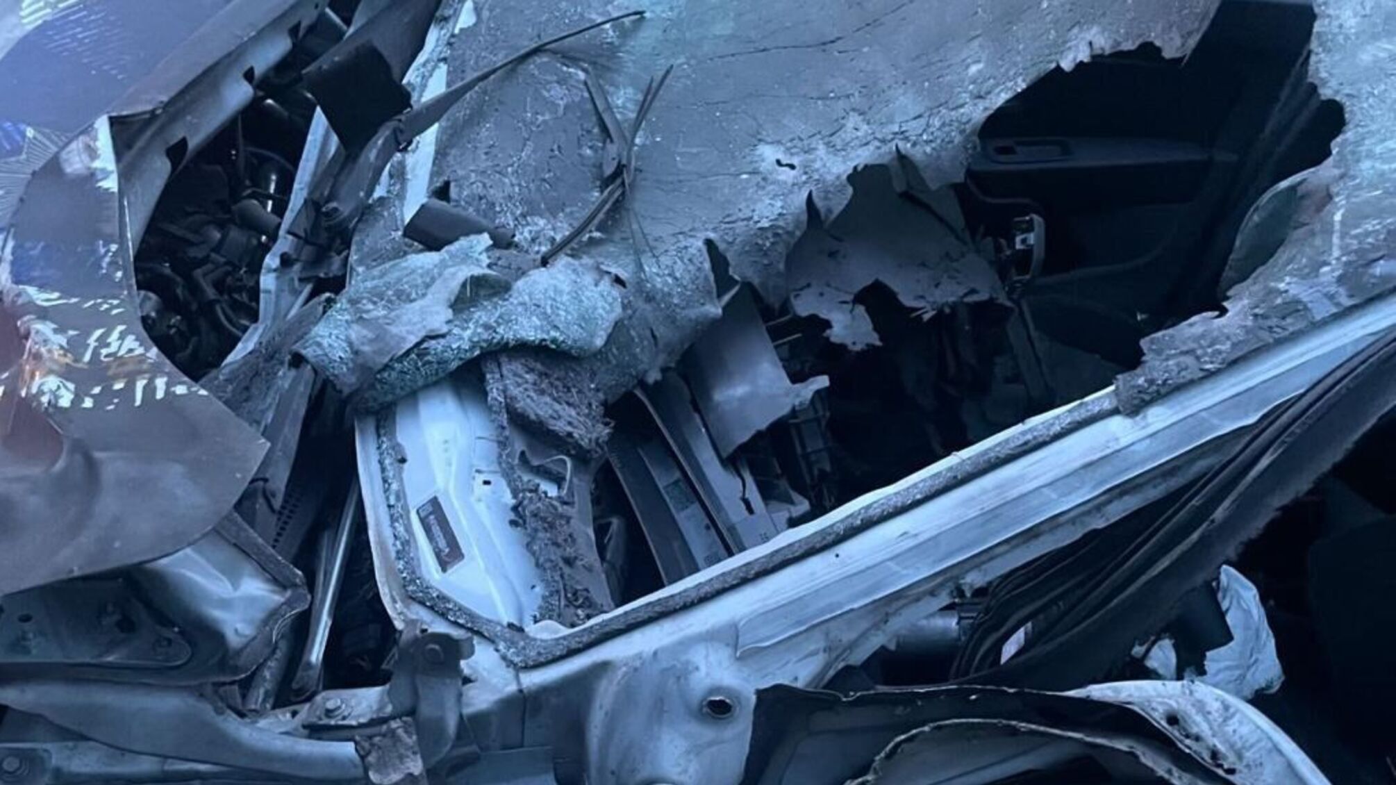 Вражеский FPV-дрон атаковал полицейский автомобиль во время эвакуации людей из Волчанска (фото)