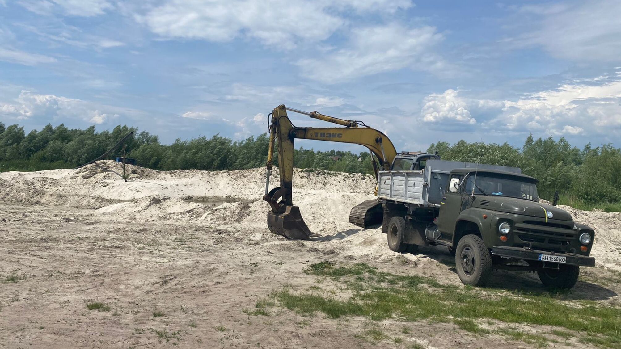 К схеме может быть причастен глава ОТГ: в Киевской области 'накрыли' очередных песчаных нелегалов