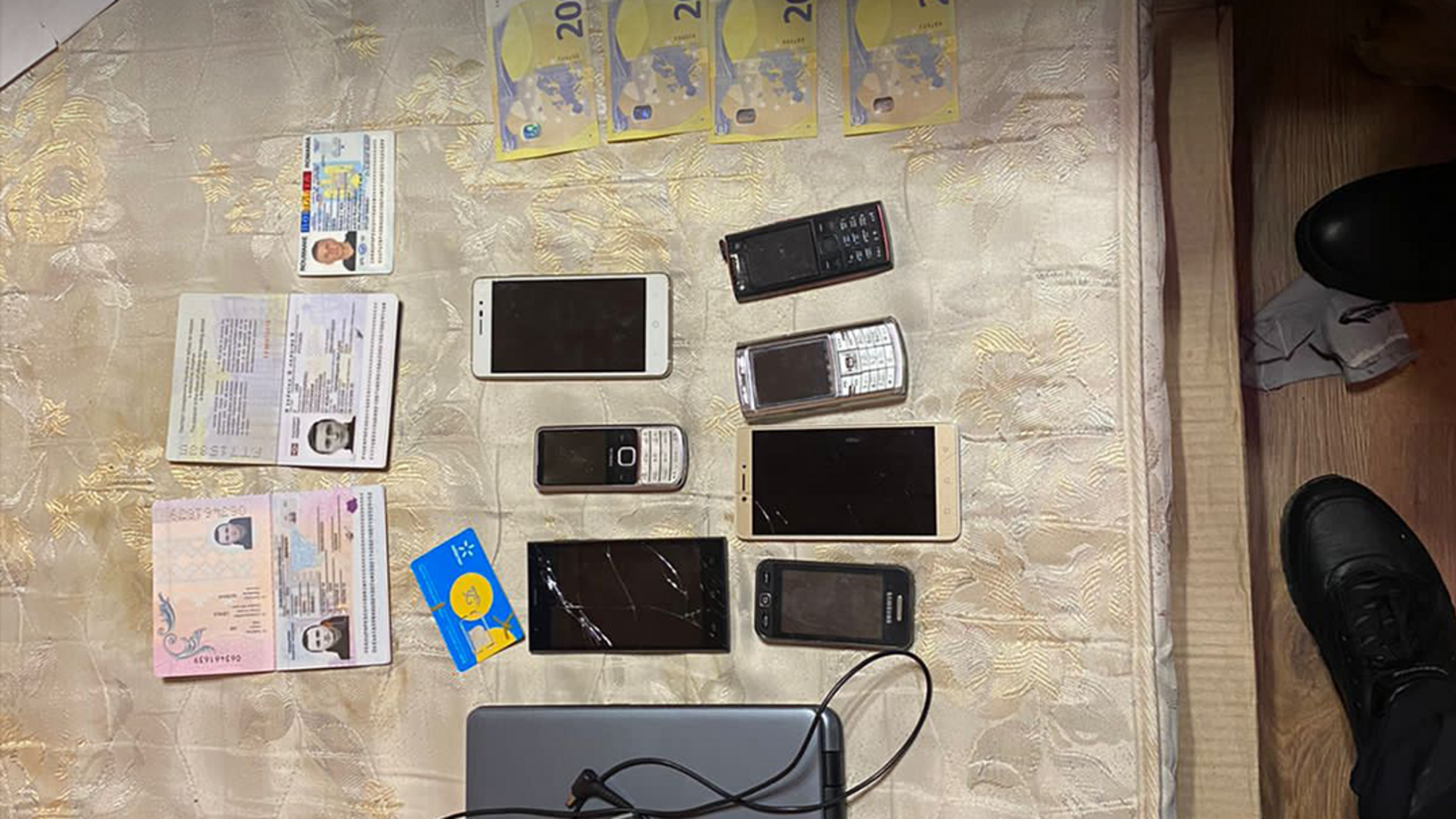 В Черновицкой области два фальшивомонетчика сбывали поддельную валюту на АЗС и в обменниках