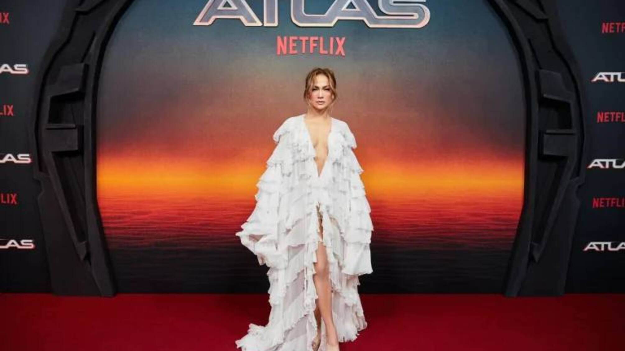 Одна на премьере: Дженнифер Лопес в роскошном платье от Chloe