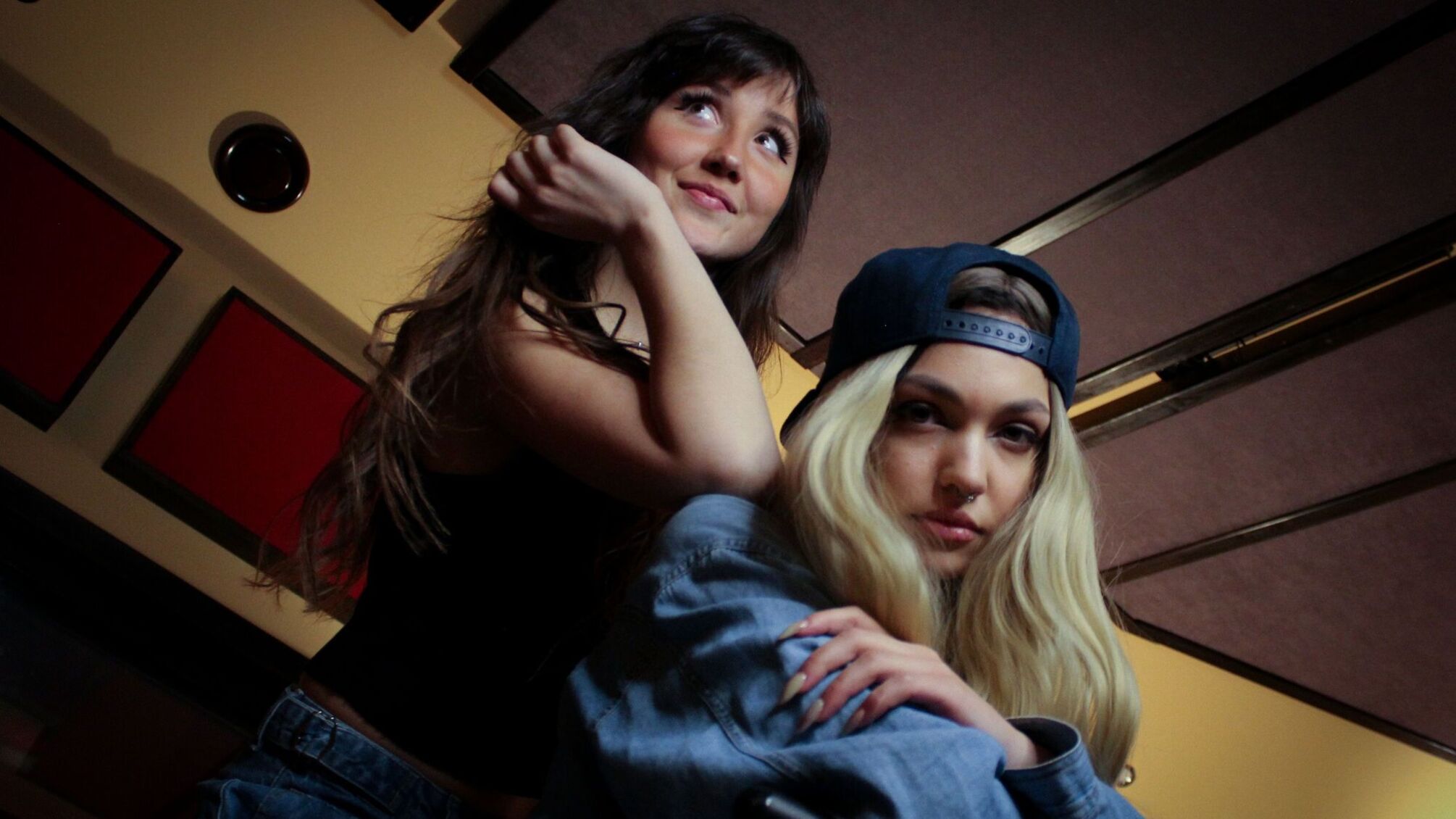 Інтригуюча дружба: нова пісня Victoria Niro та Problema - 'Сестра'