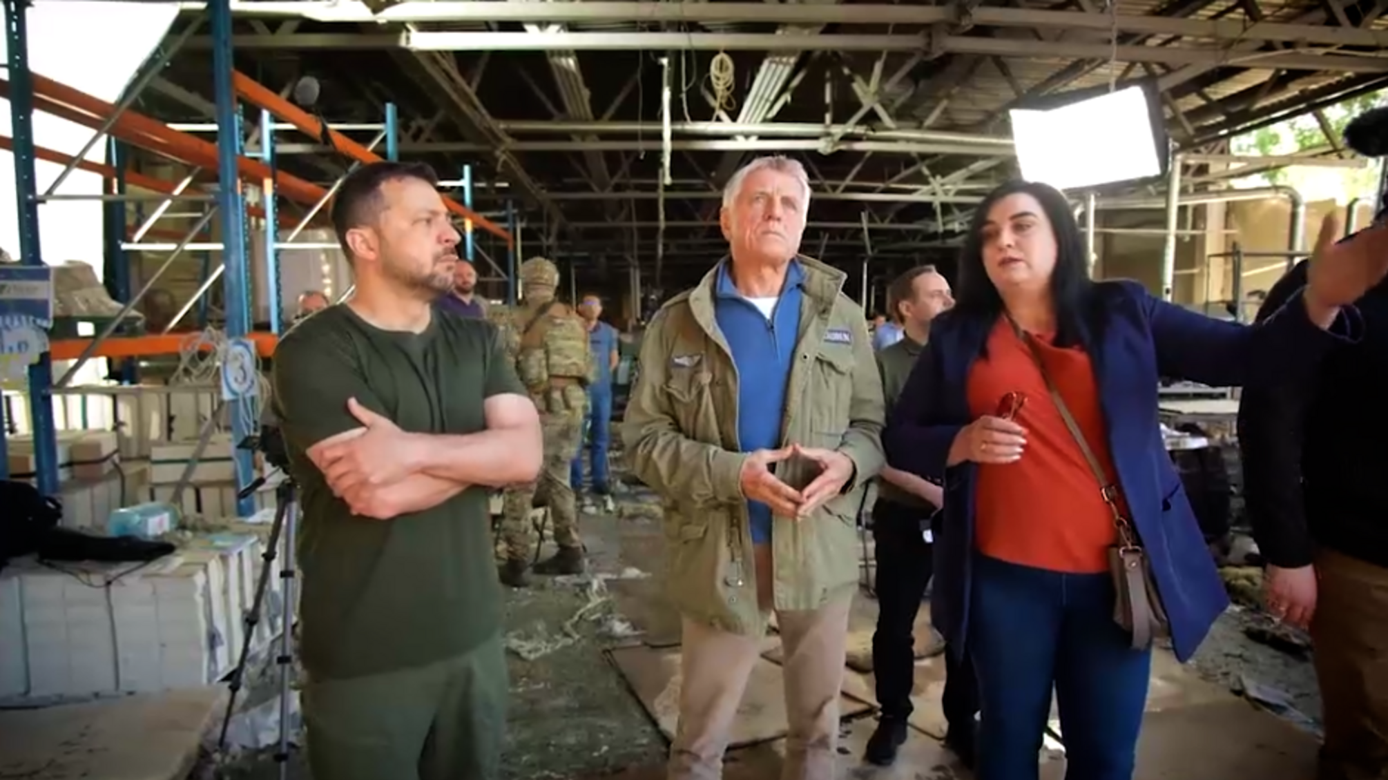 Зеленський приїхав на поліграфічний комплекс у Харкові, який напередодні атакували росіяни