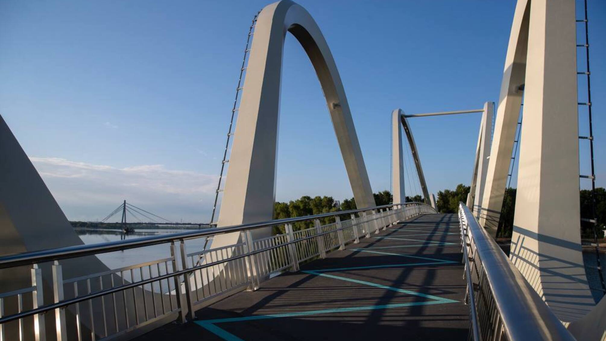 В Киеве открыли пешеходный мост-волну на Оболонь(фото)