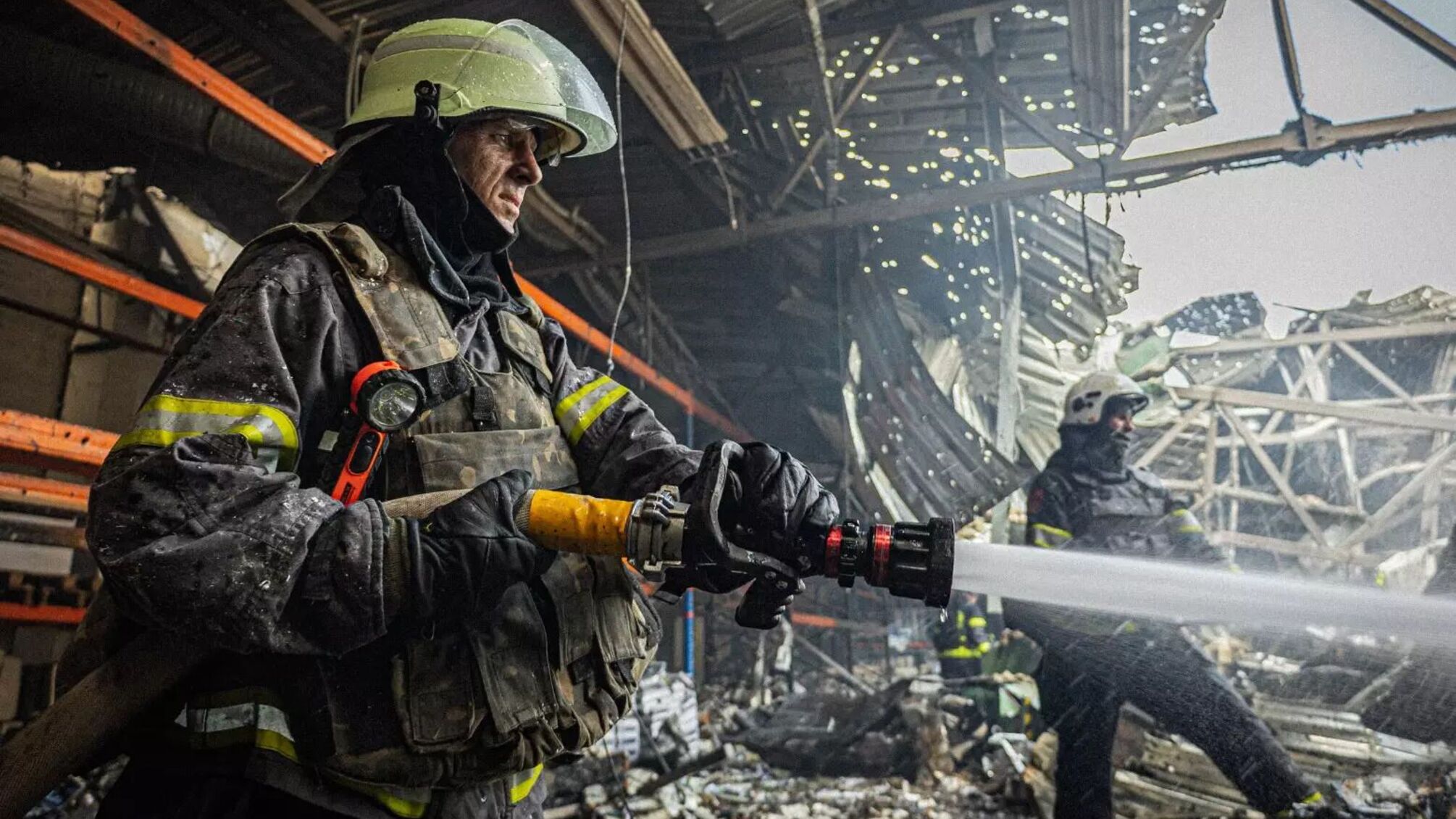 Ночной обстрел Харькова: повреждена многоэтажка, частично разрушен лицей