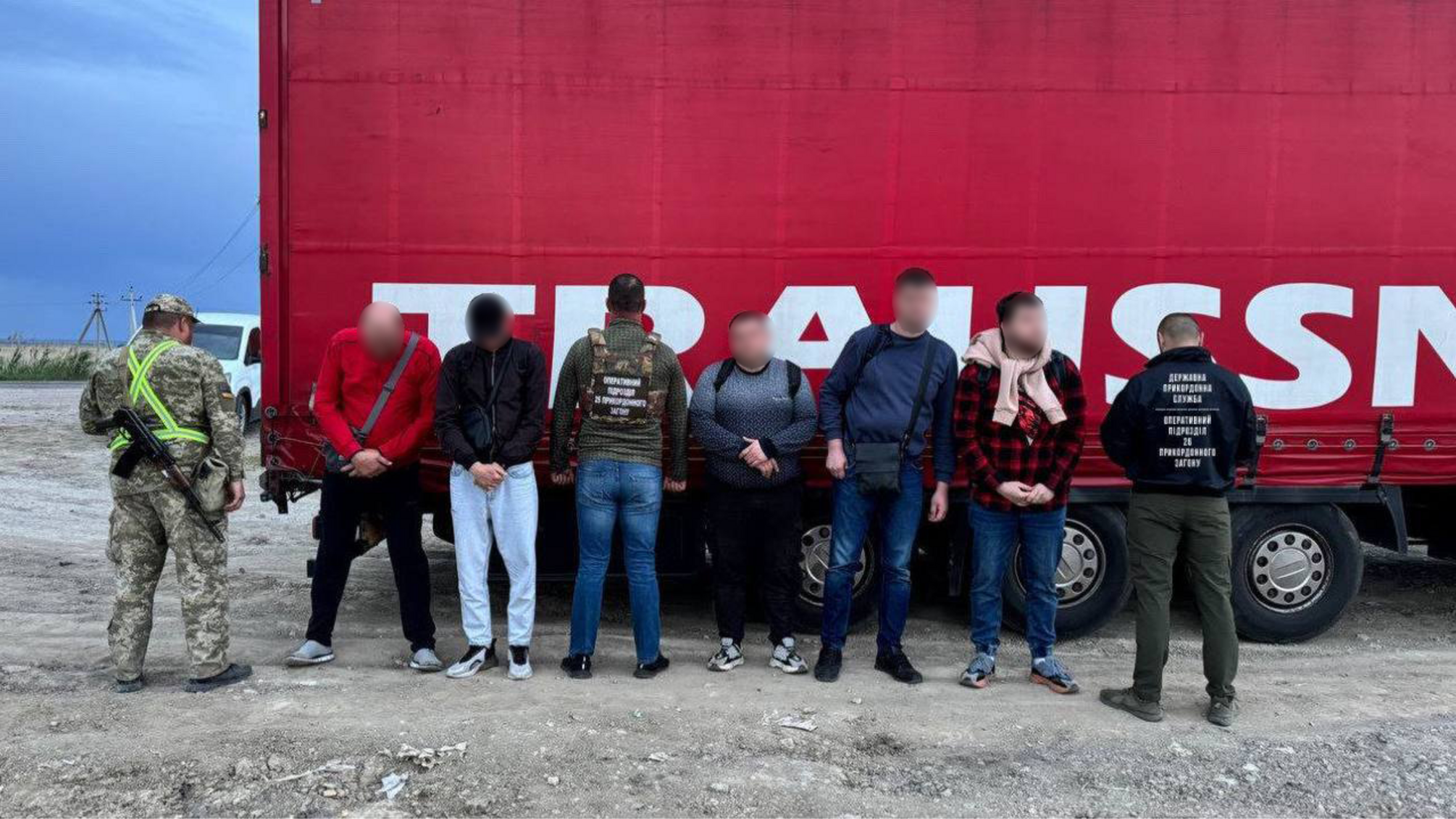 На трасі 'Одеса-Рені' прикордонники затримали чотирьох ухилянтів, які ховалися у причепі вантажівки