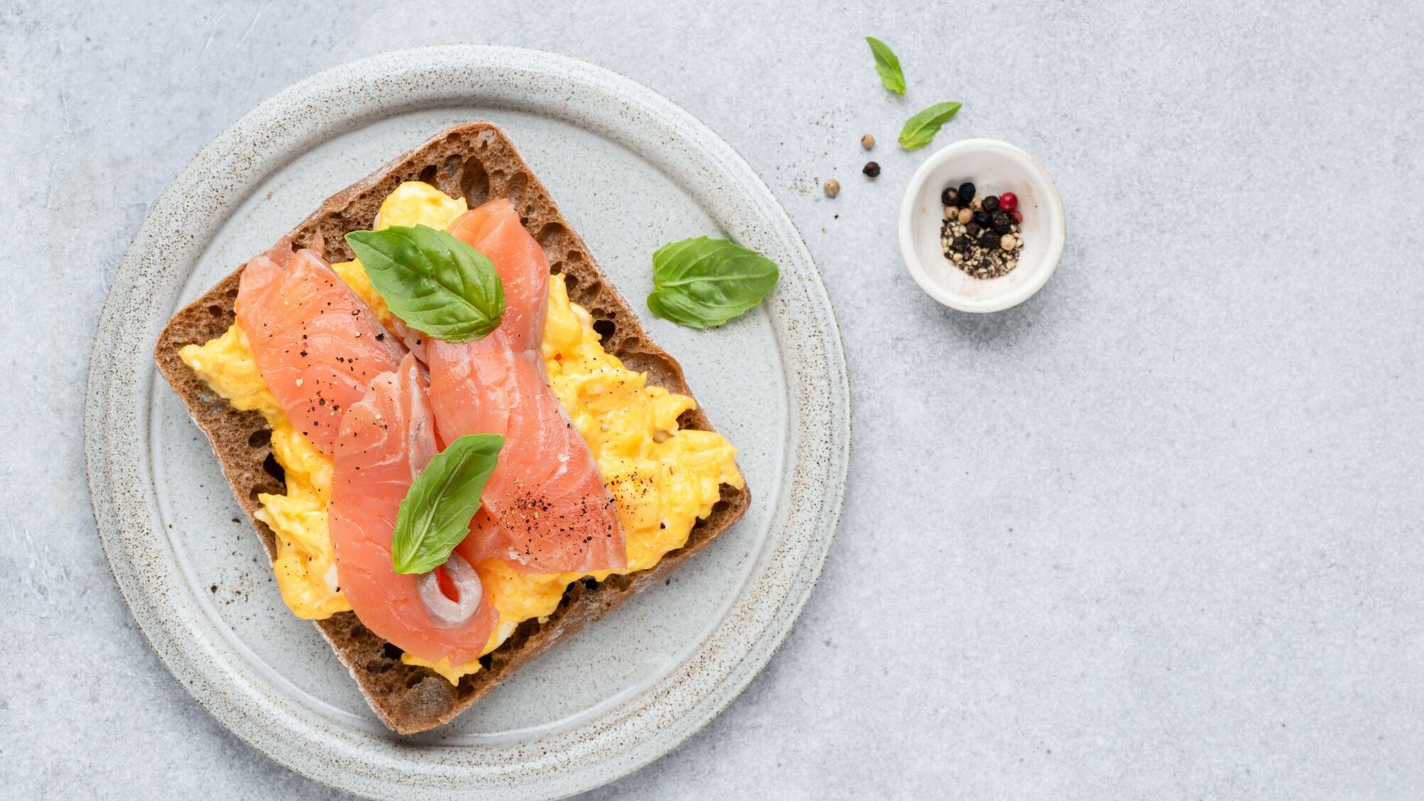 Смачний сніданок з яйця та лосося від СК Лайф