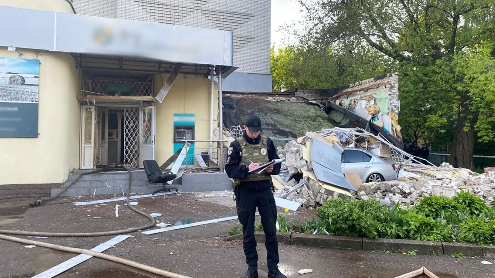 В Черниговской области задержали двух мужчин, которые взорвали банк, чтобы похитить более 5 млн грн
