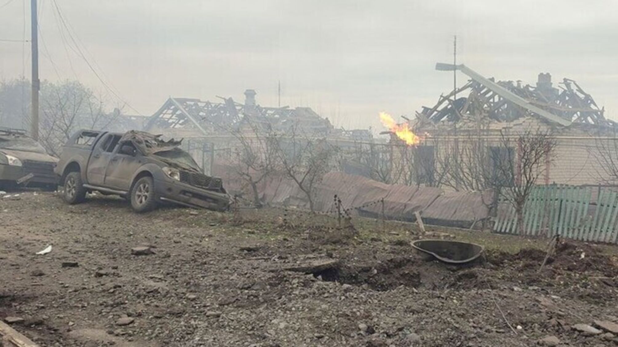 Разбитая машина пожар в доме после обстрела