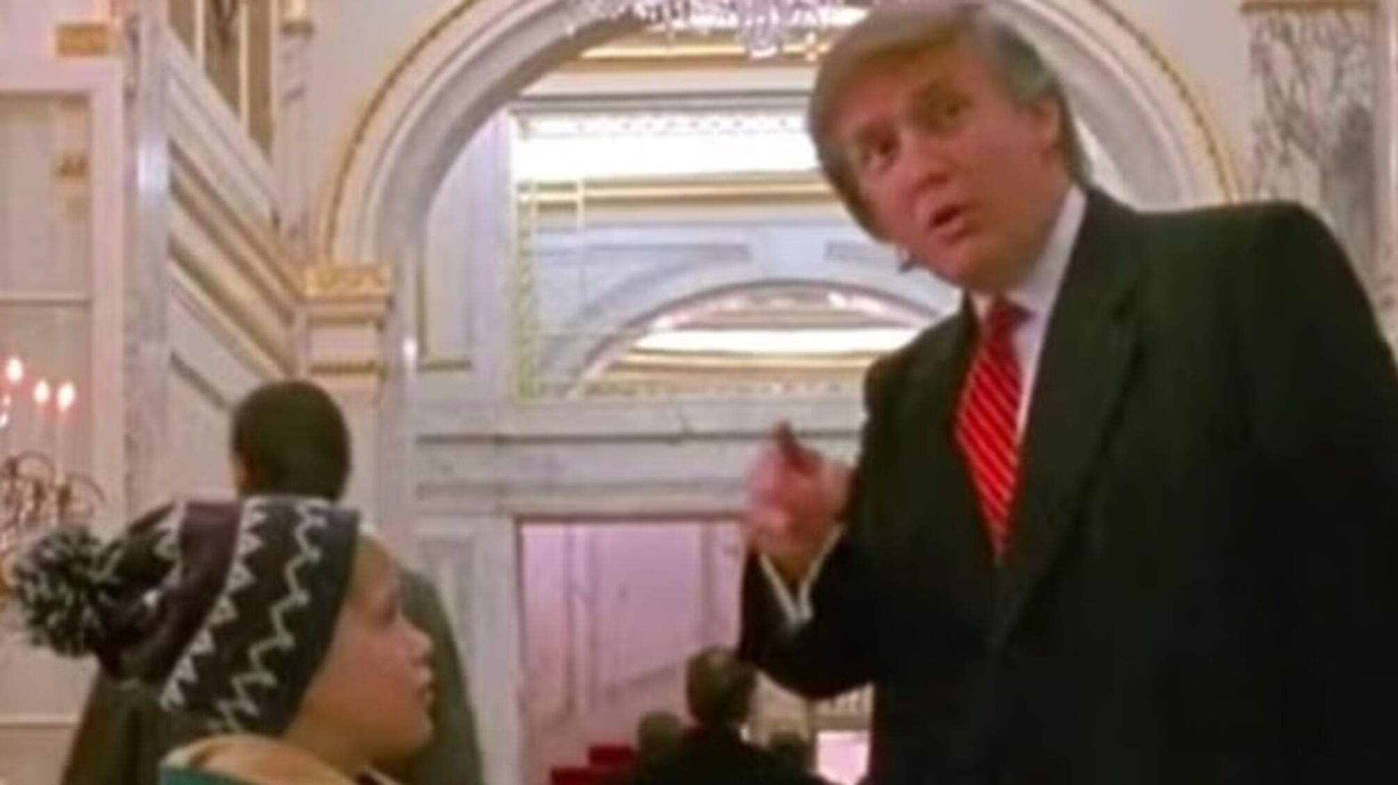 Сцена с Трампом в 'Сам дома 2' попала в фильм из-за его требования