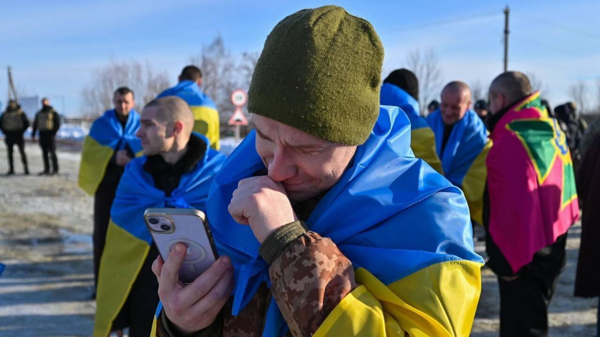 Чоловіки обгорнуті в український прапор