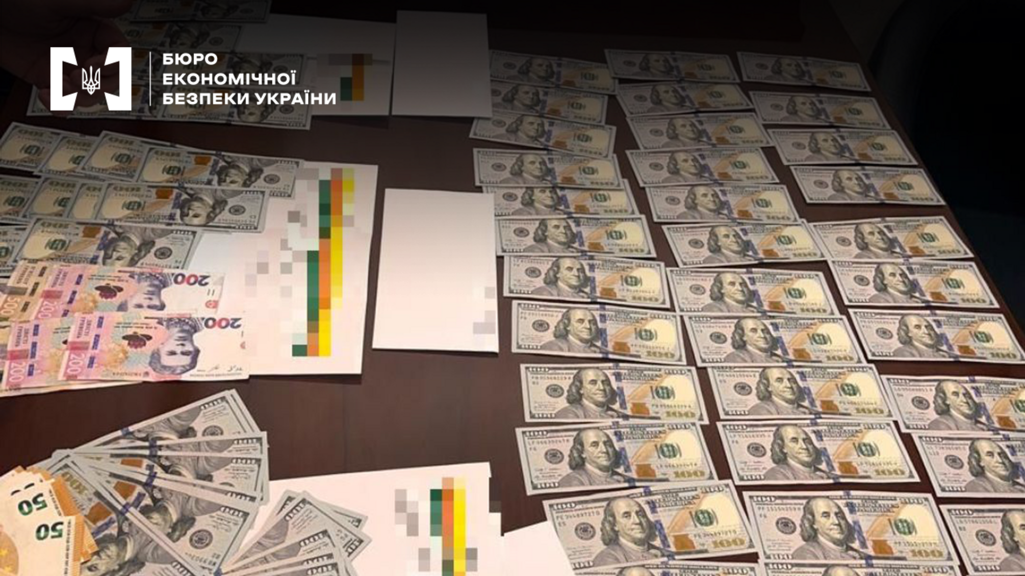доллары лежат на столе
