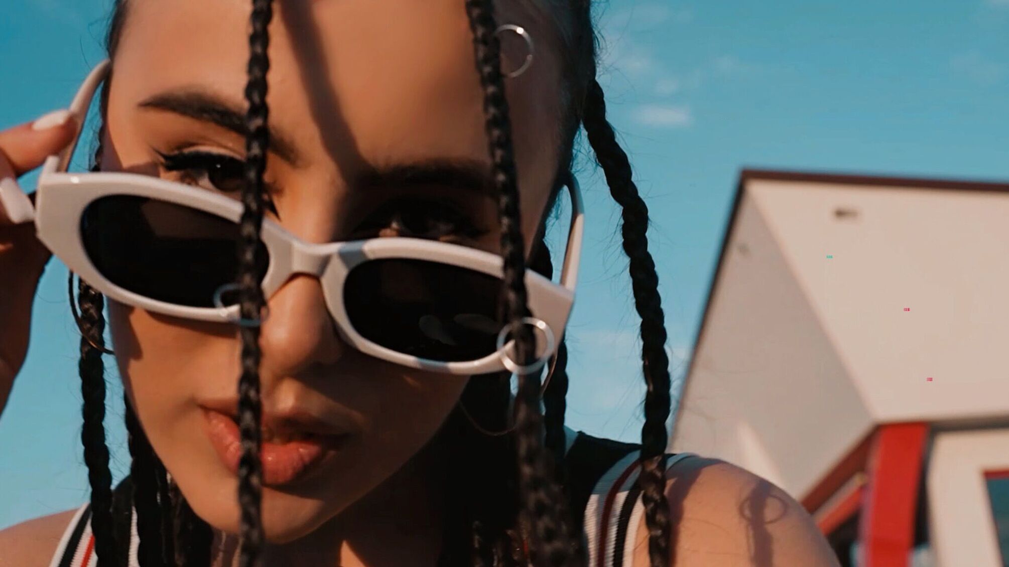 'Я для тебя краш, но любить страшно', - прокомментировала новую песню JANE