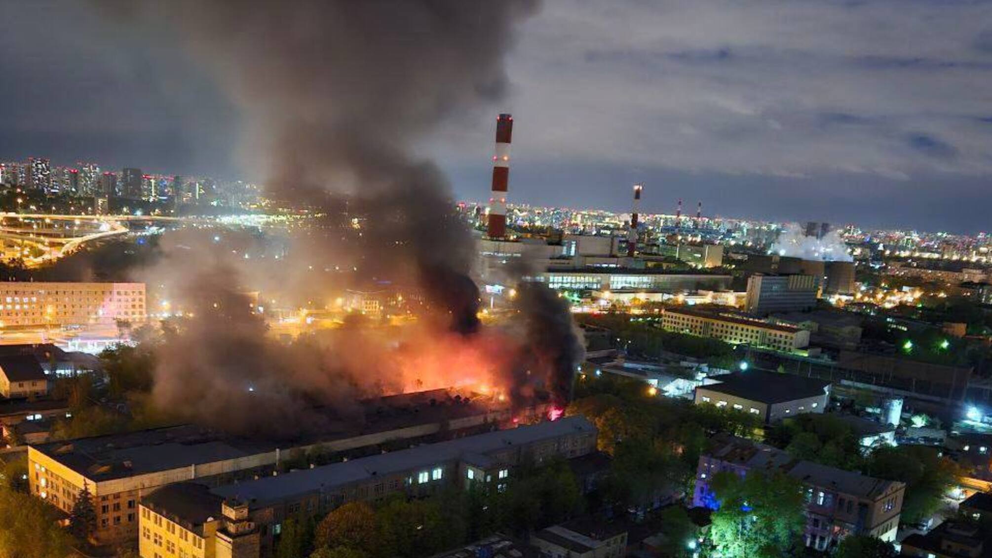 У Москві чотири години гасили пожежу на підприємстві з виговлення штучного каменю