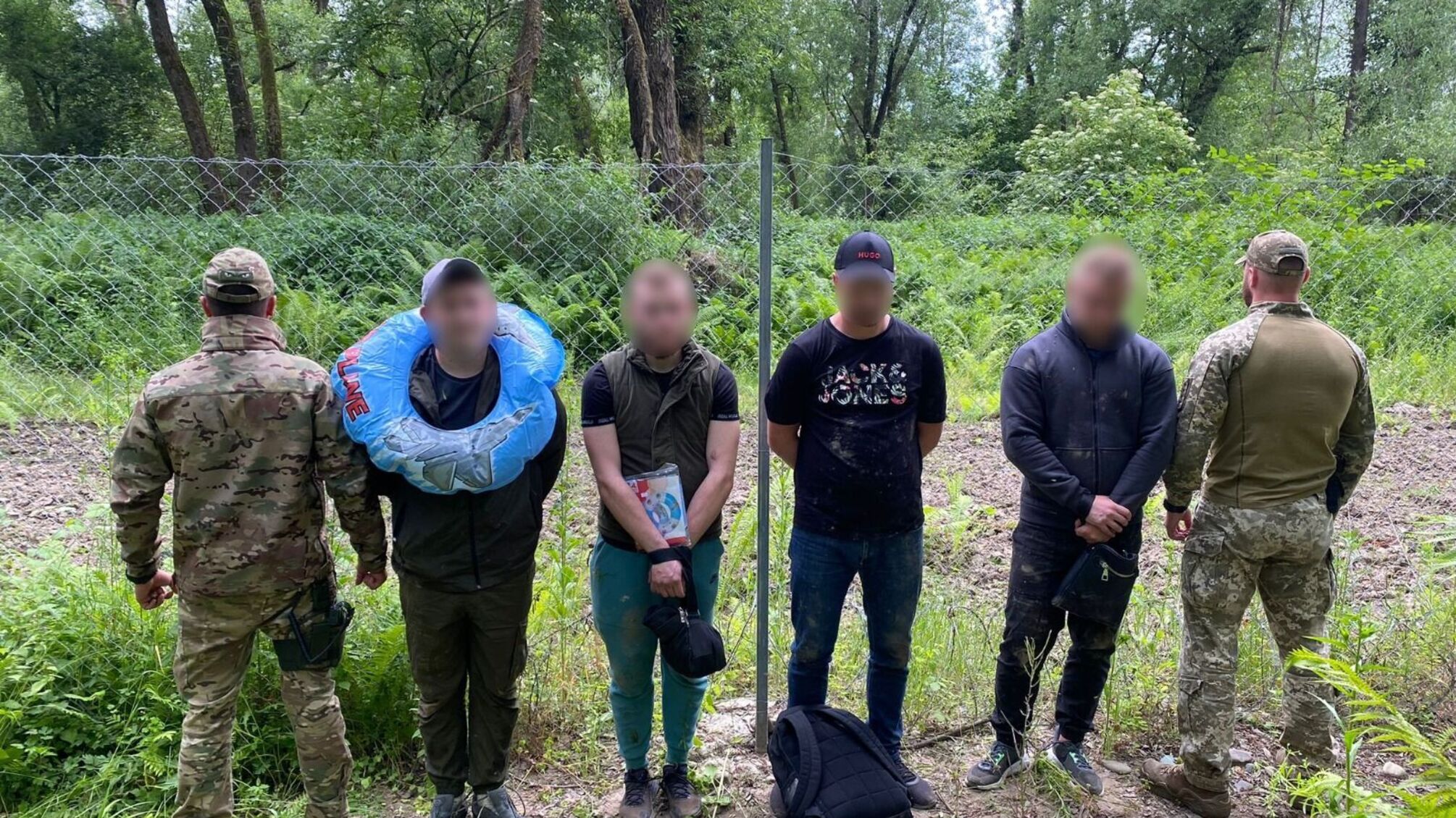 Уклонисты с детскими надувными кругами: в Закарпатье задержали четырех мужчин