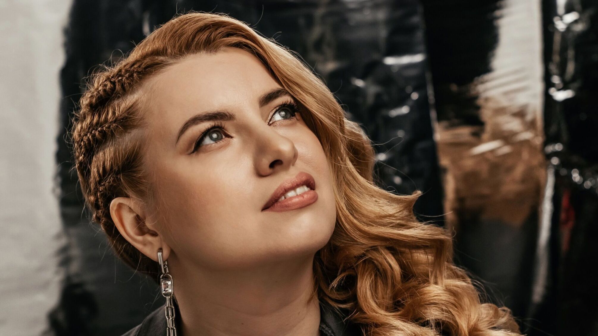 Співачка ILO.NA презентує нову пісню '7 небесних сил', про силу кохання та єдності у важкі часи