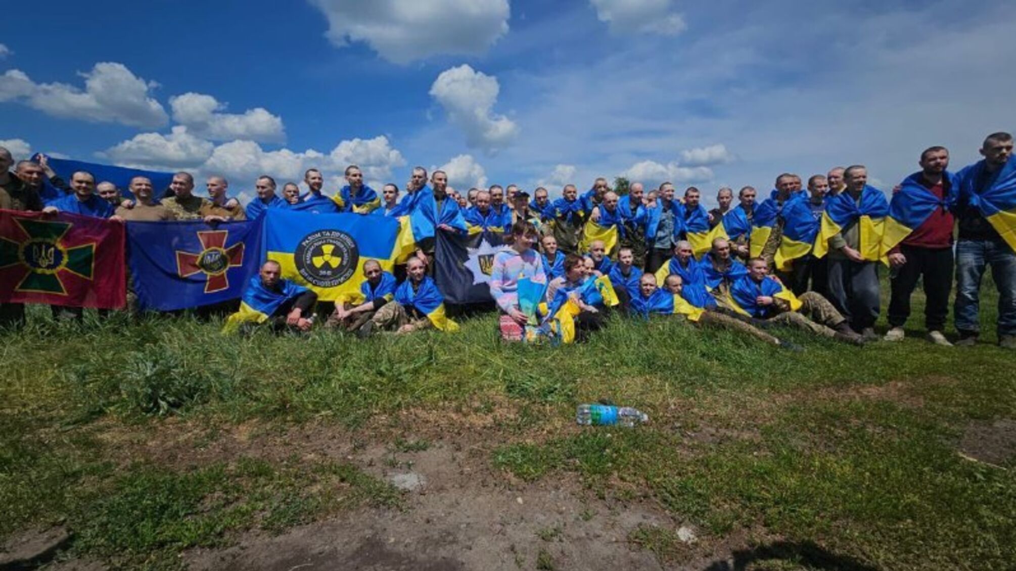 Україна повернула з полону захисників Зміїного та Маріуполя