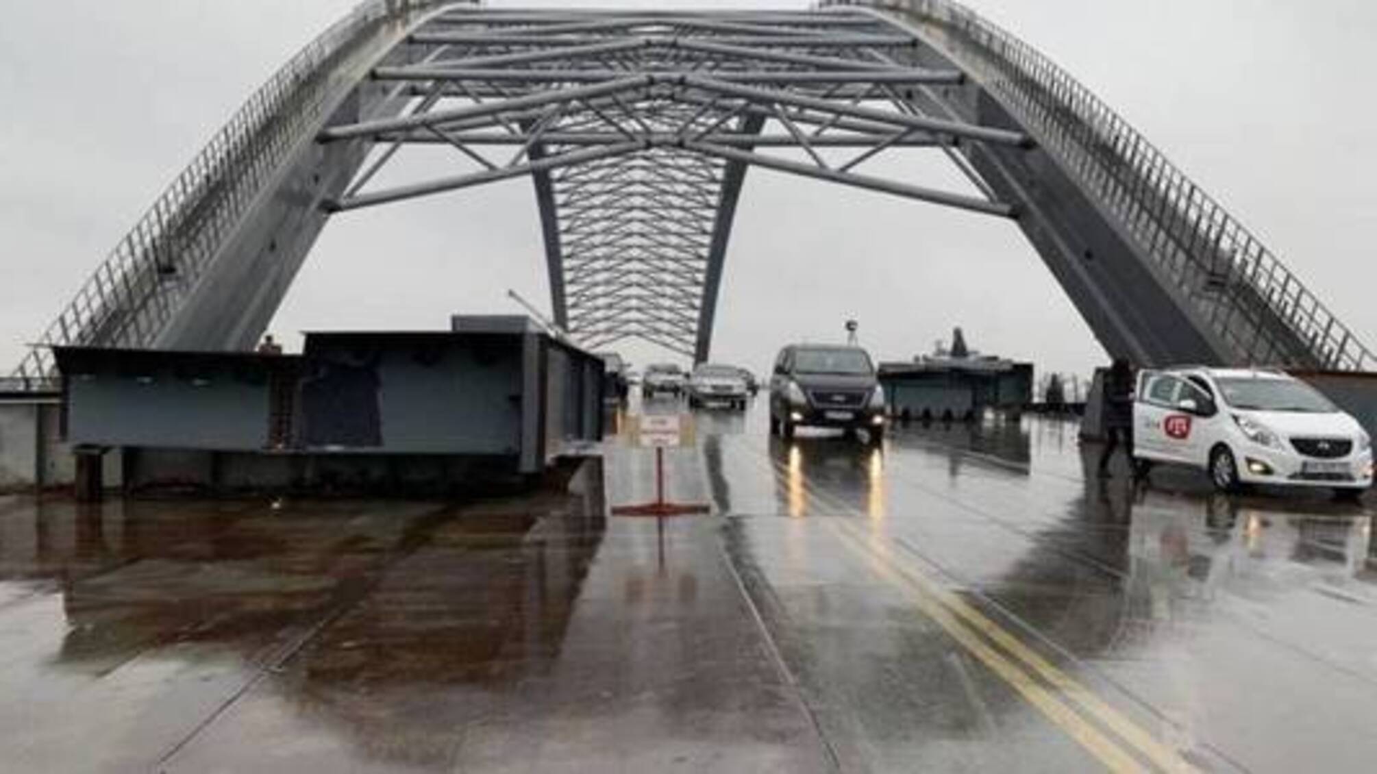 Комунальники Києва завищили ціни на оренду техніки на 24 млн грн під час будівництва Подільського мосту