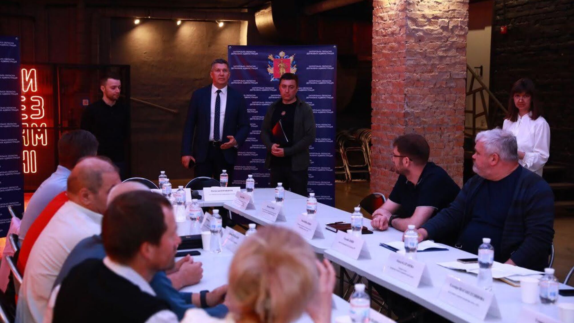 люди сидят за столом