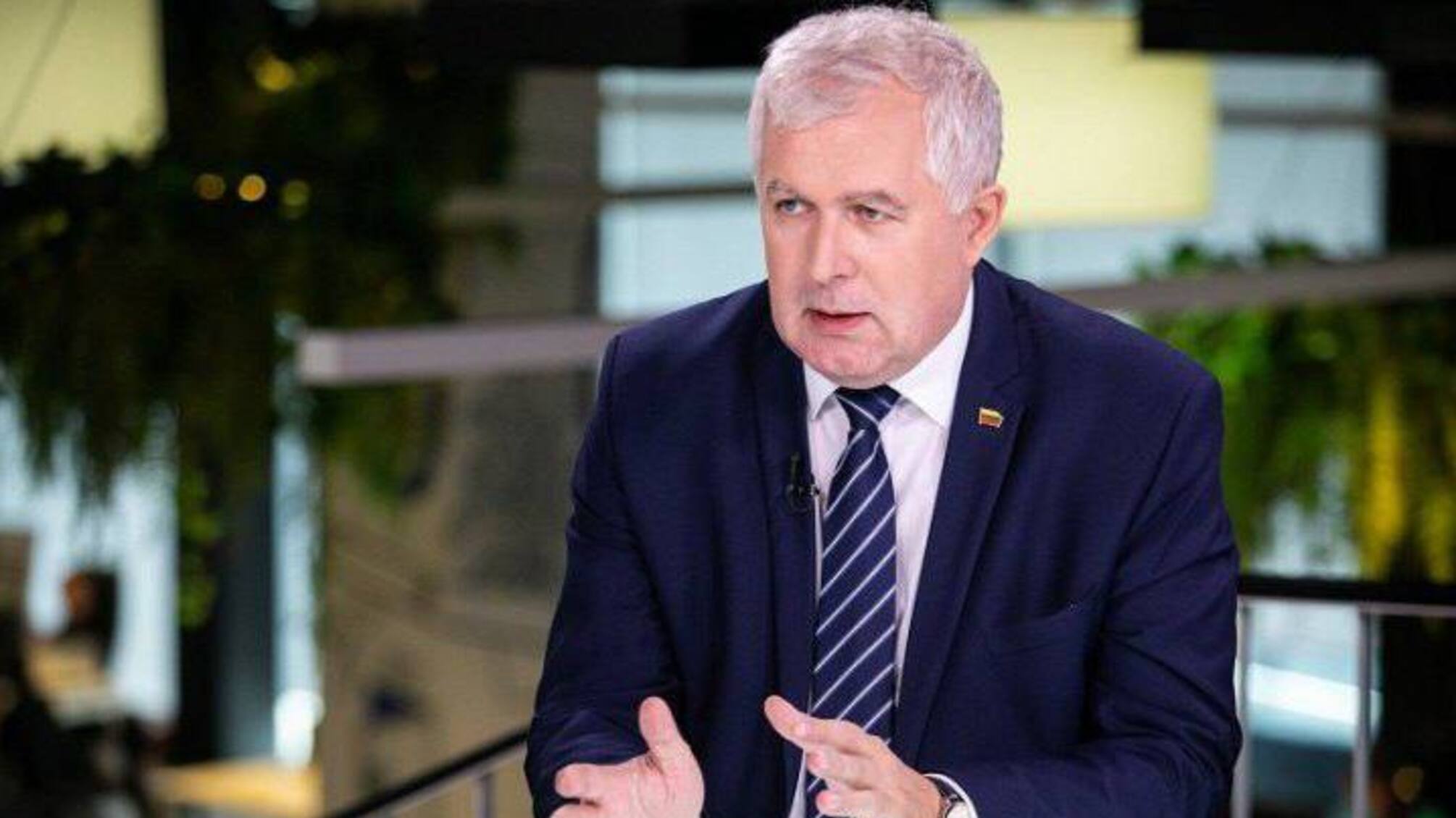 Седой человек в костюме