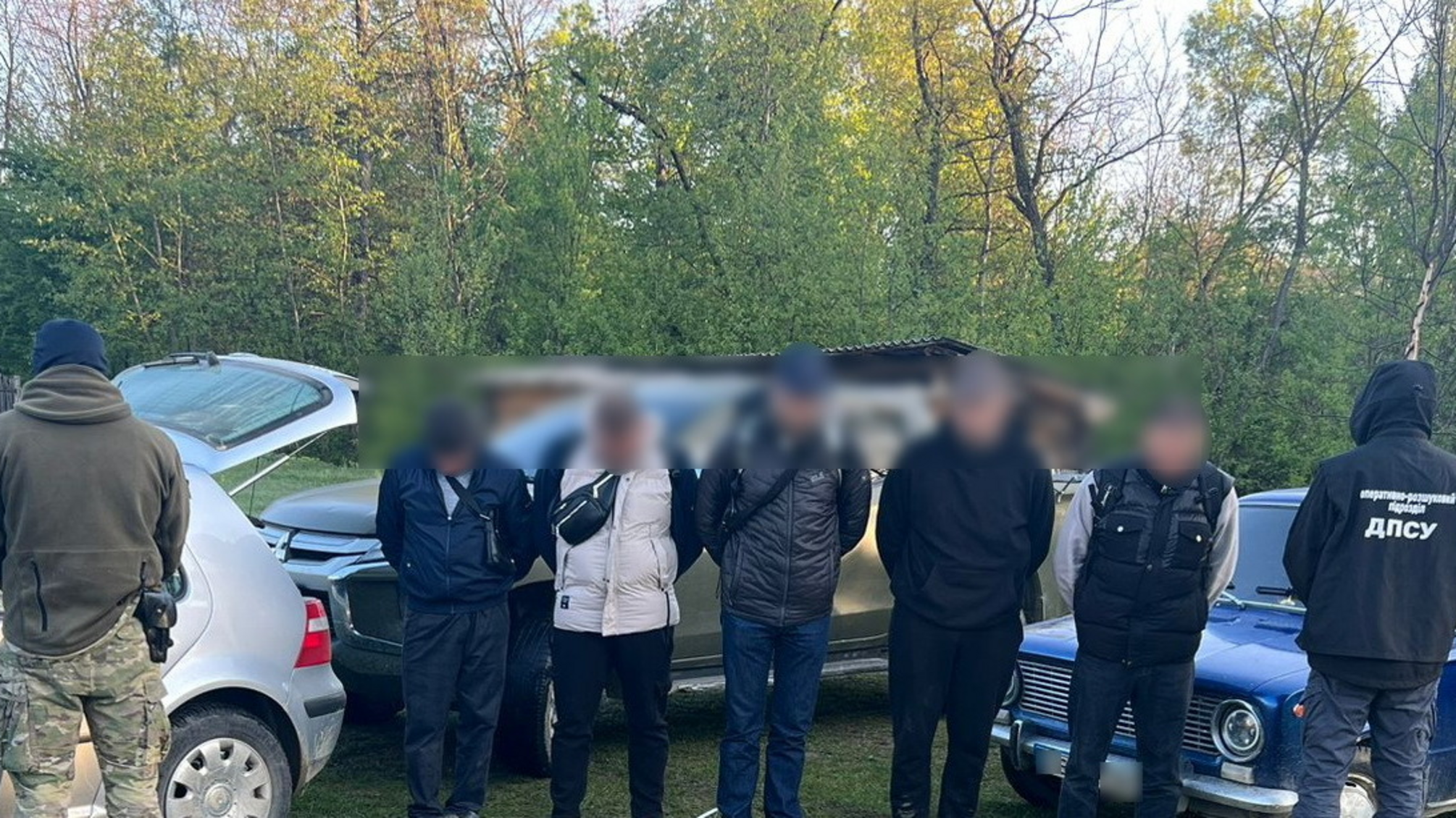 Поездка за 7 тысяч евро: вблизи границы с Румынией задержали два автомобиля с пятью мужчинами