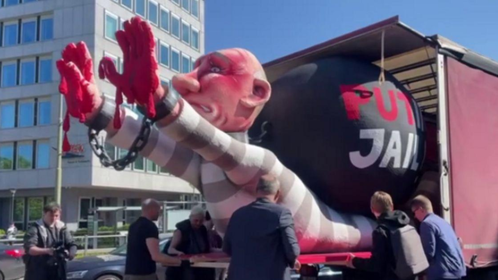 'путина' в наручниках и роби привезли в Гаагу