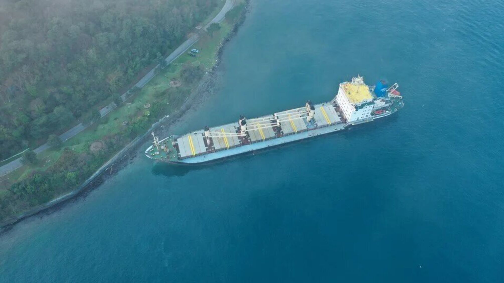 Грузовое судно с Украины сели на мель в проливе Босфор во время движения в Стамбул