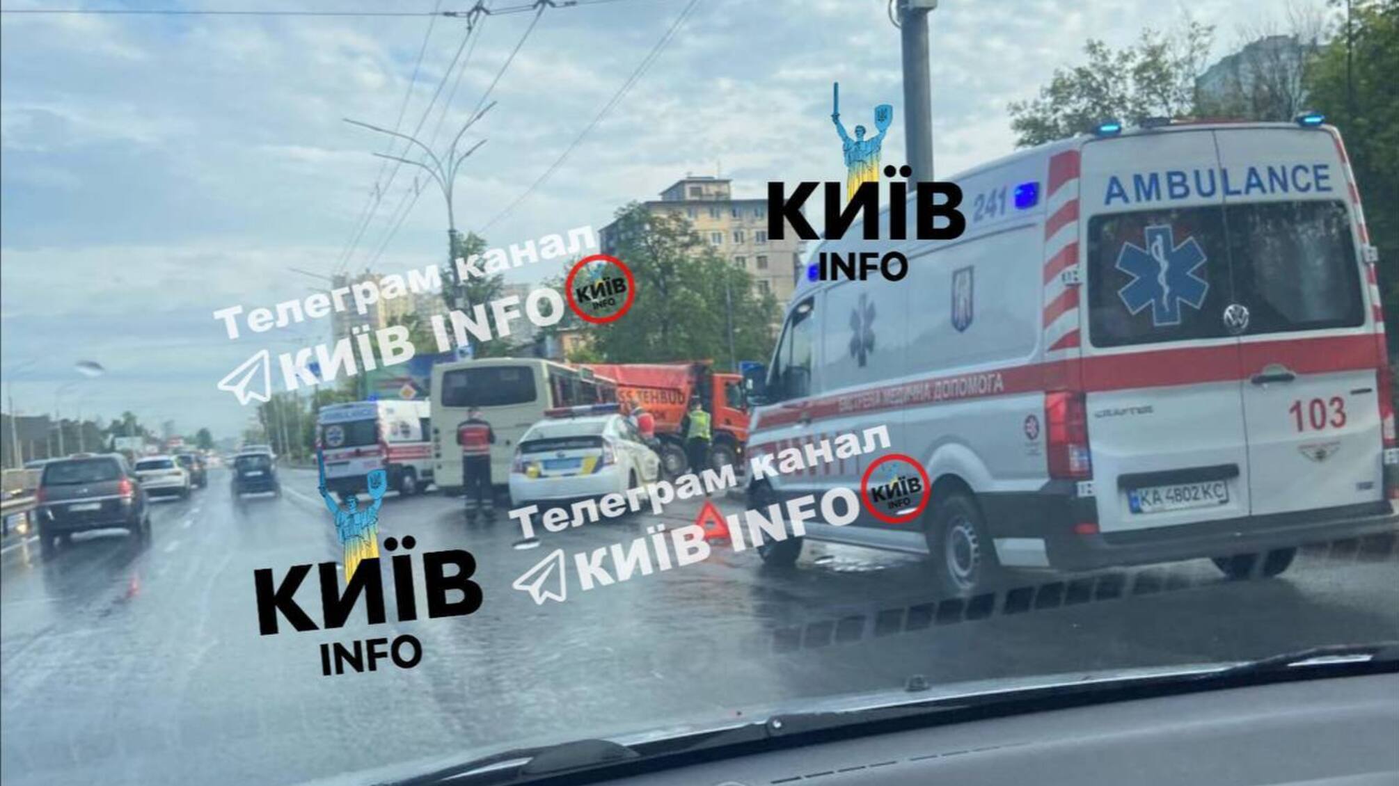 ДТП в Киеве: маршрутка влетела в грузовик на Воскресенском проспекте (обновлено)