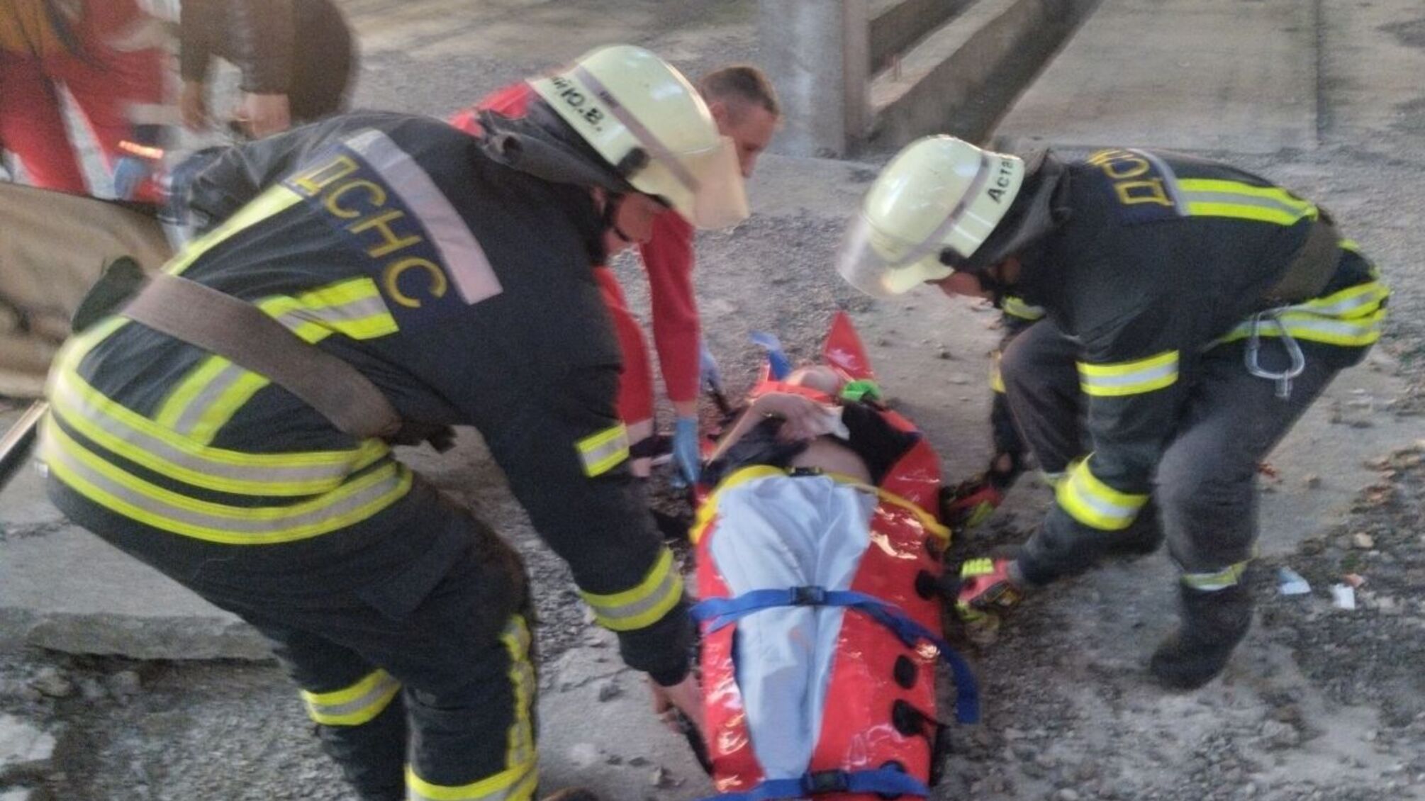 Спасатели в Переяславе помогли упавшей из здания девушке