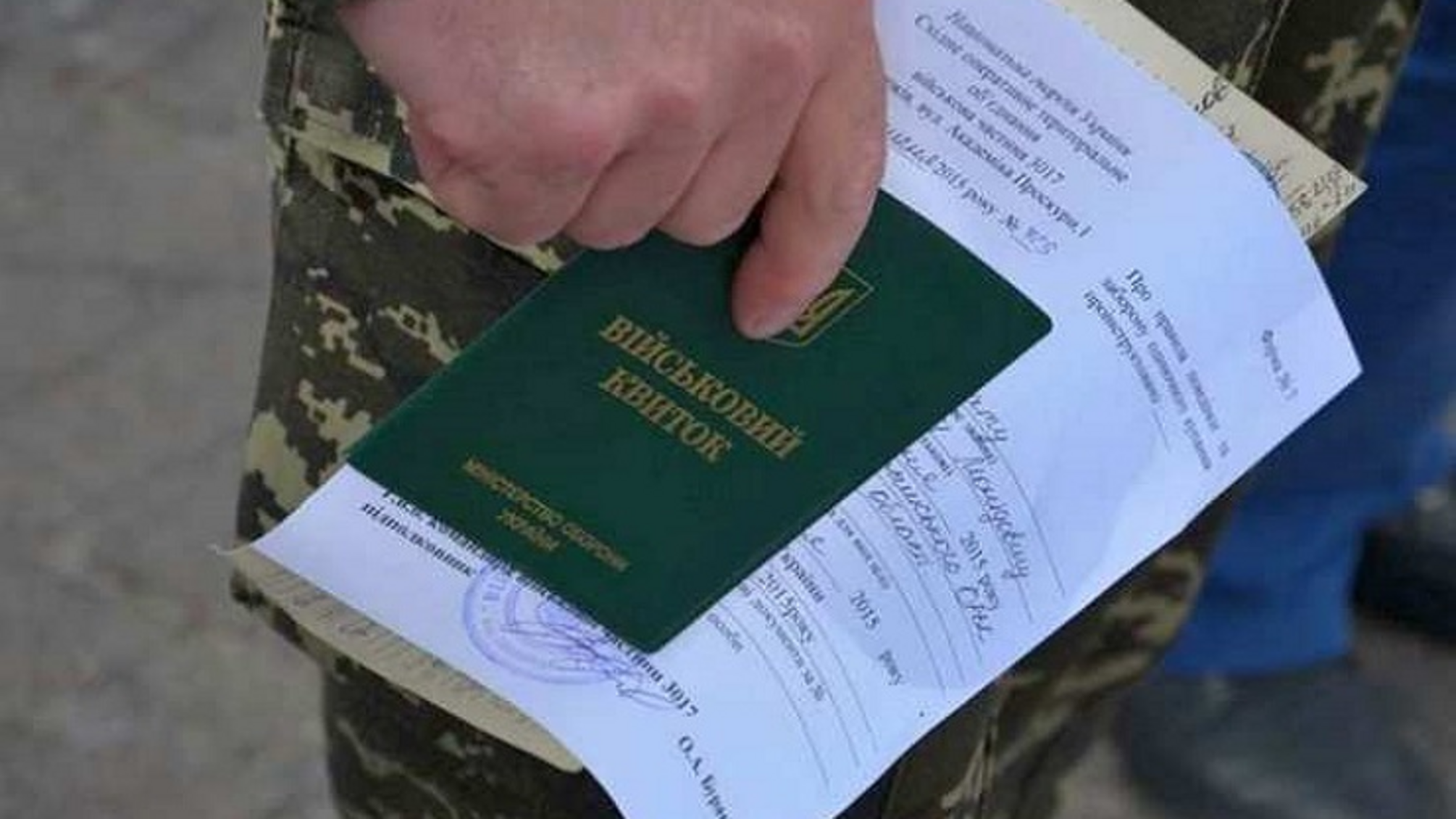 Українці за кордоном мають 4 дні, щоб стати на військовий облік: нові вимоги від Кабміну