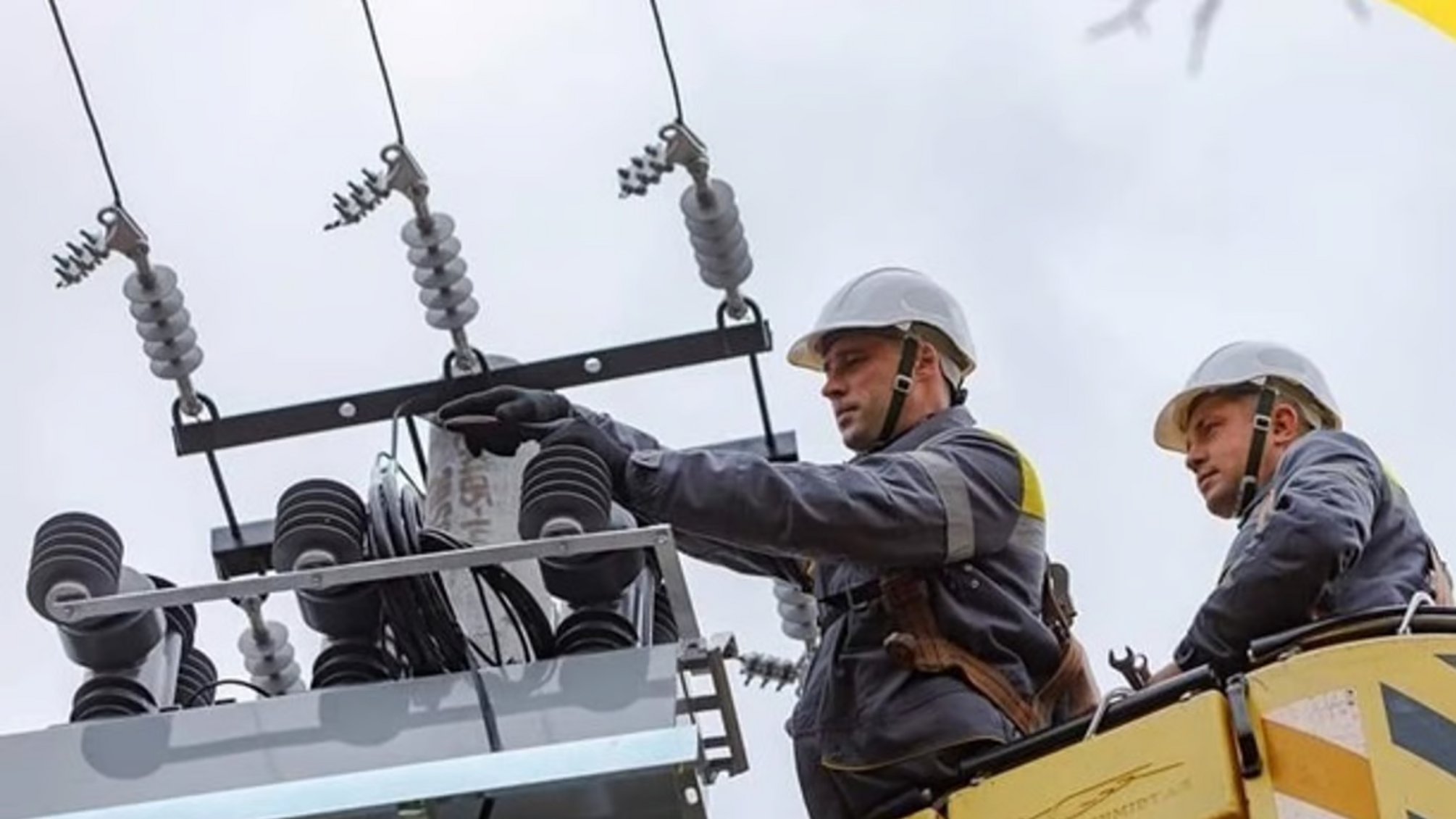 Кабмин принял бронирование 100% работников ОПК и энергетики