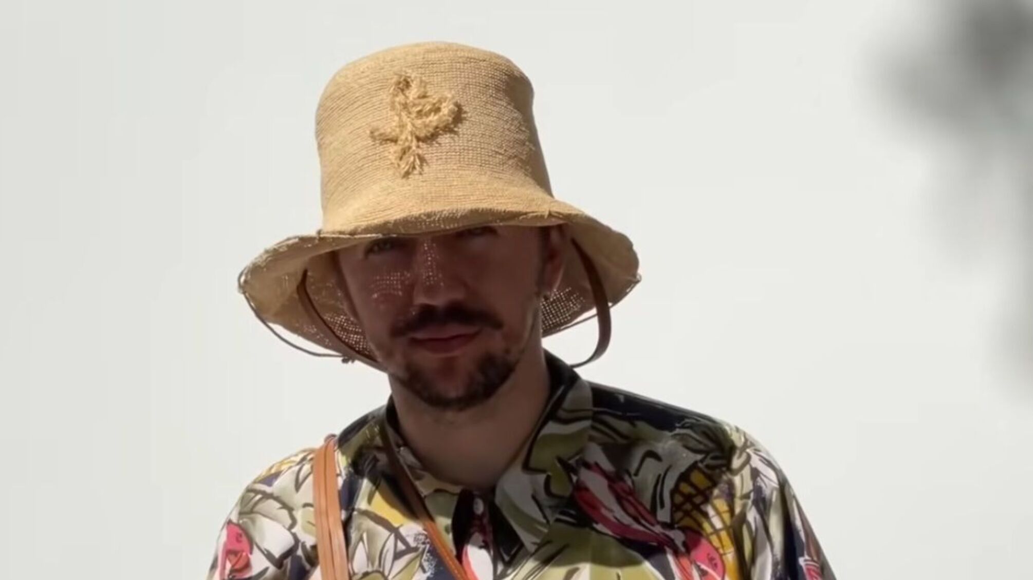 Украинский дизайнер головных уборов презентовал шляпу-сумку