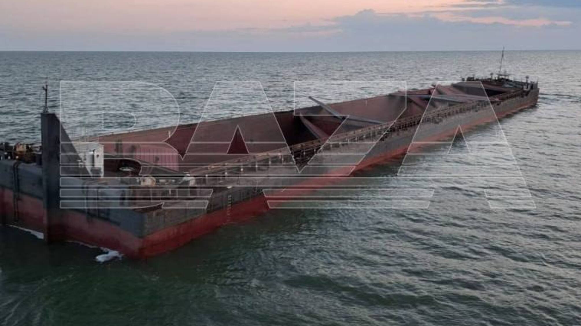 У Таганрозькій затоці атаковано буксир «Інженер Смирнов» і баржу «Секція-179»: судна повернулись в порт