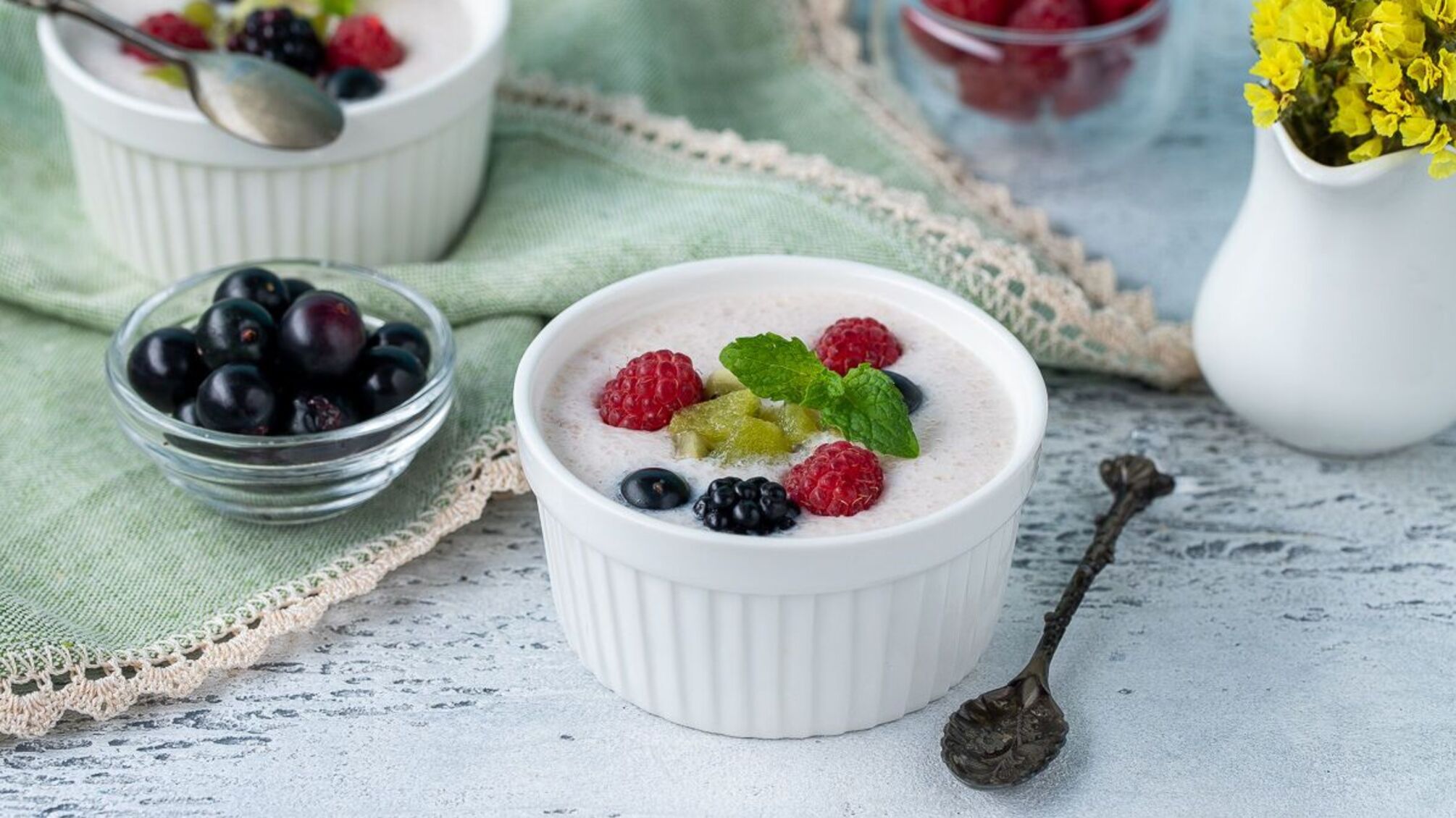 Освежающий летний десерт с фруктами и йогуртом