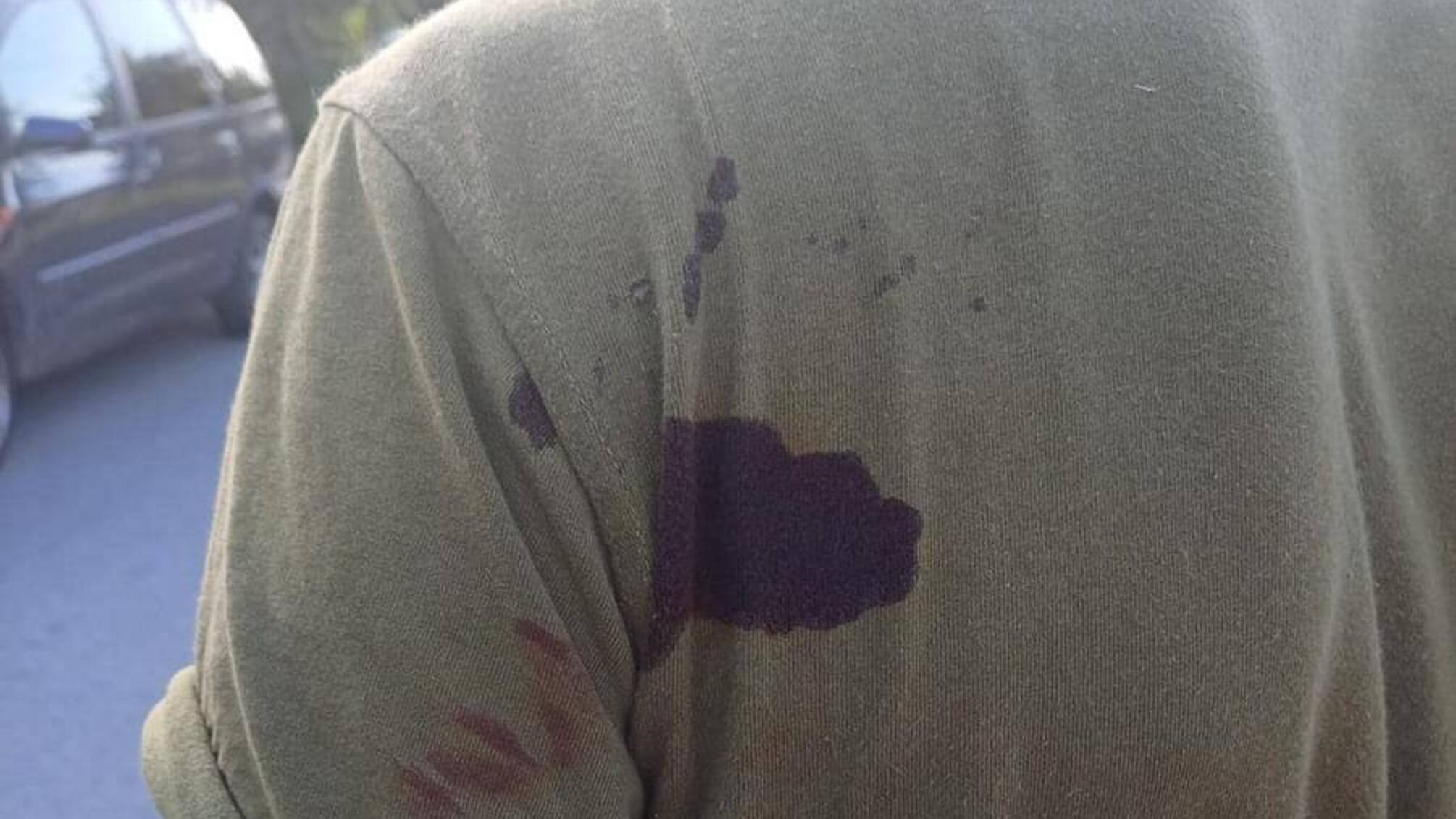 Футболка кольору хакі з плямами крові