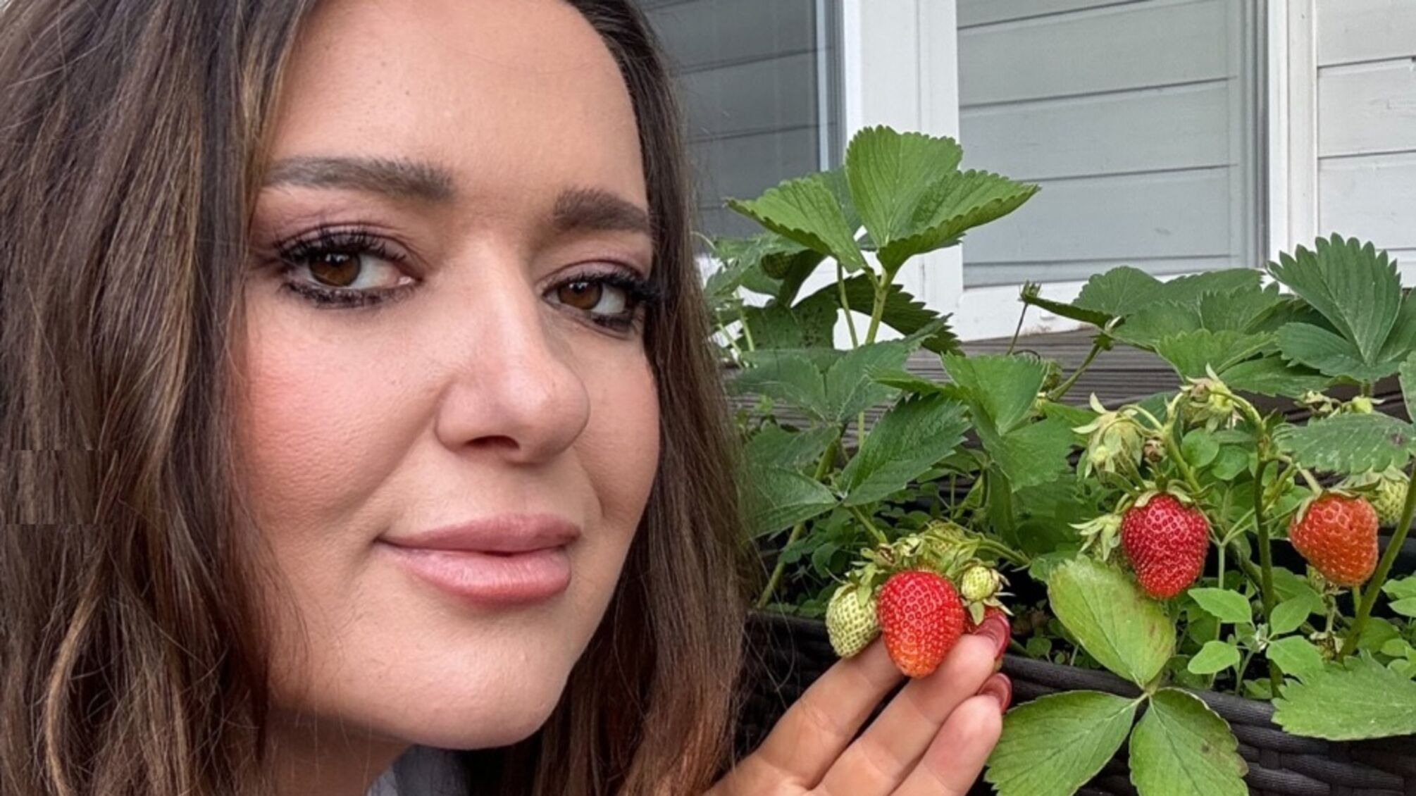 Певица Наталья Могилевская поделилась фото с клубникой