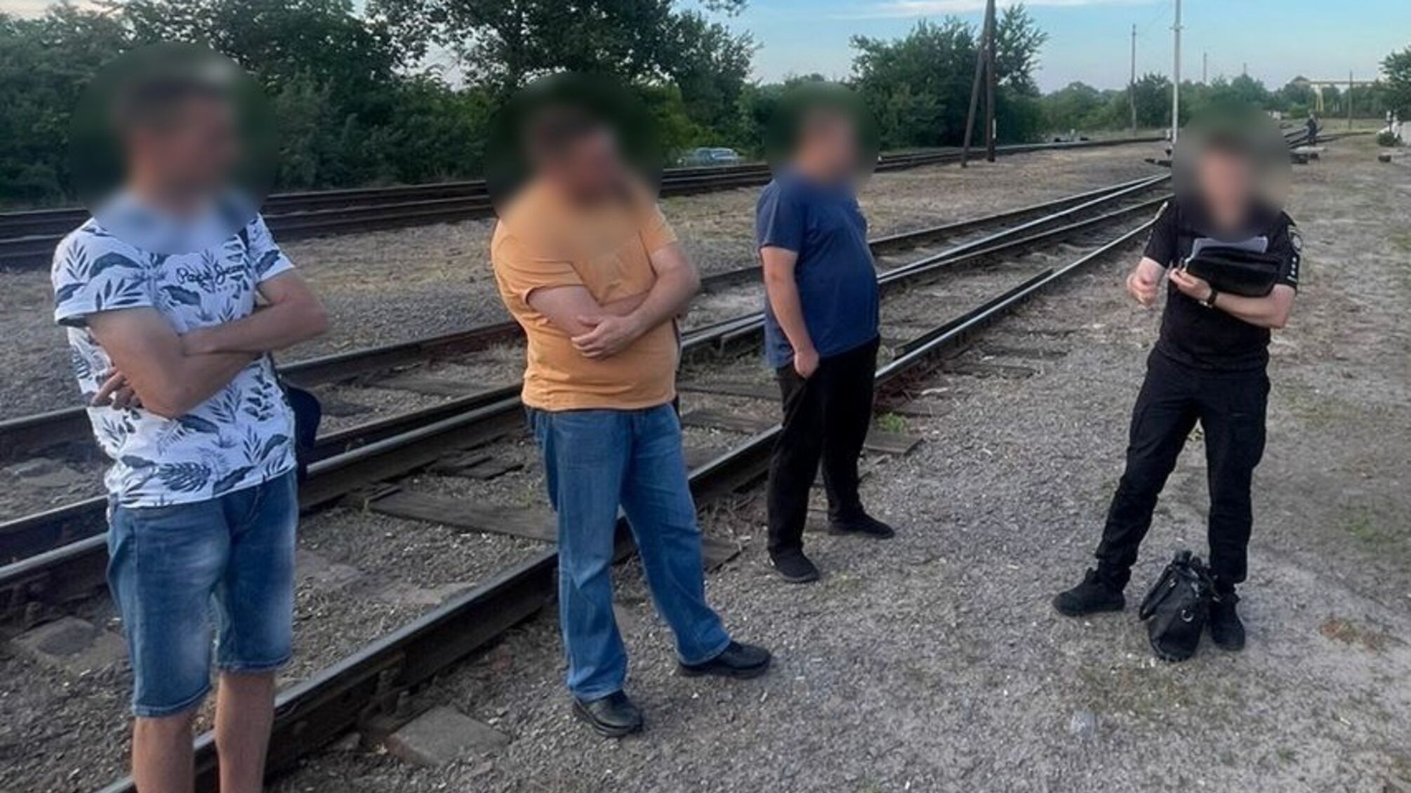 На Полтавщине поймали с поличным работников 'Укрзализныци', которые воровали горючее из локомотива