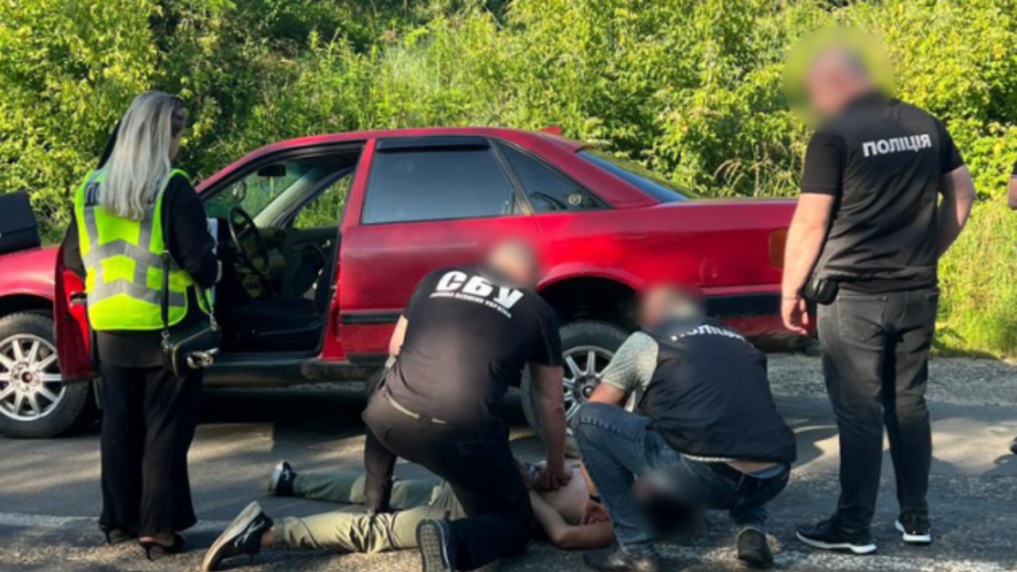 За 5000 доларів проводив через кордон: на Буковині затримали експосадовця районного ТЦК