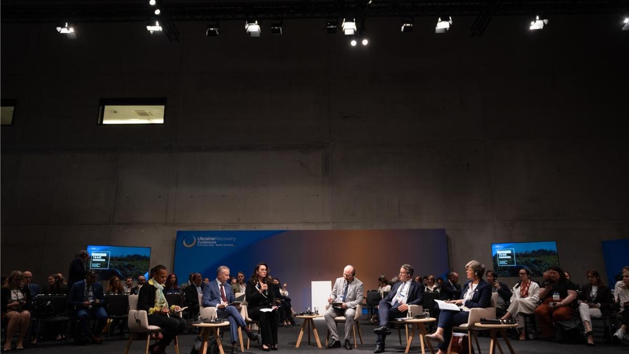 Люди сидят на конференции