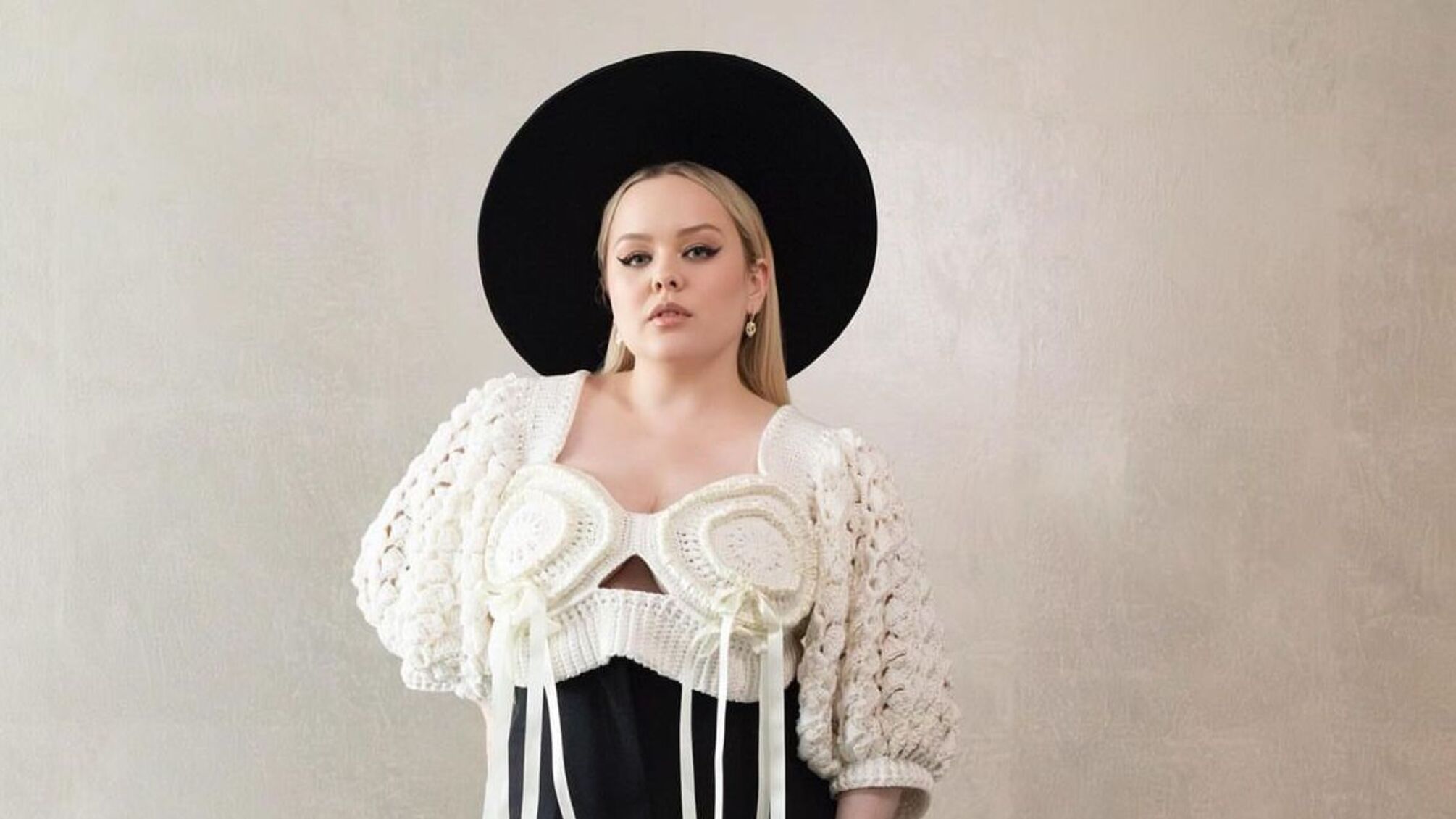 Зірка «Бріджертонів» Нікола Кохлан вийшла у світ у капелюсі від українського бренду