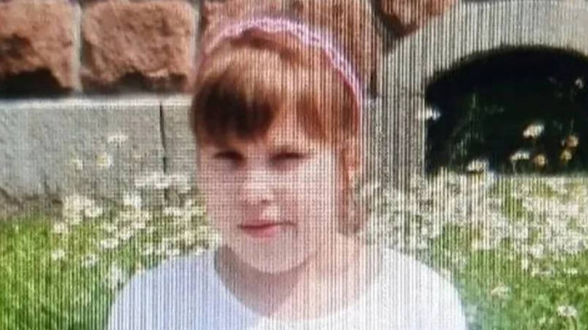 Дівчина у білій футболці з рожевим обручем