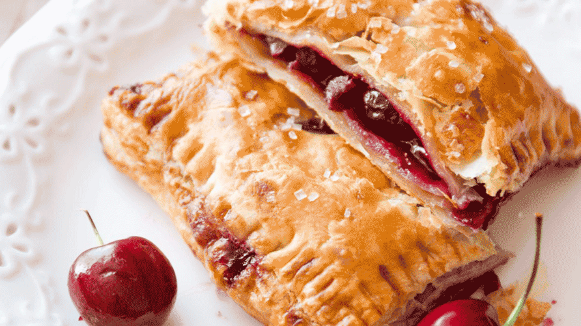 Як приготувати ідеальні слойки з вишнею: рецепт від СК Лайф