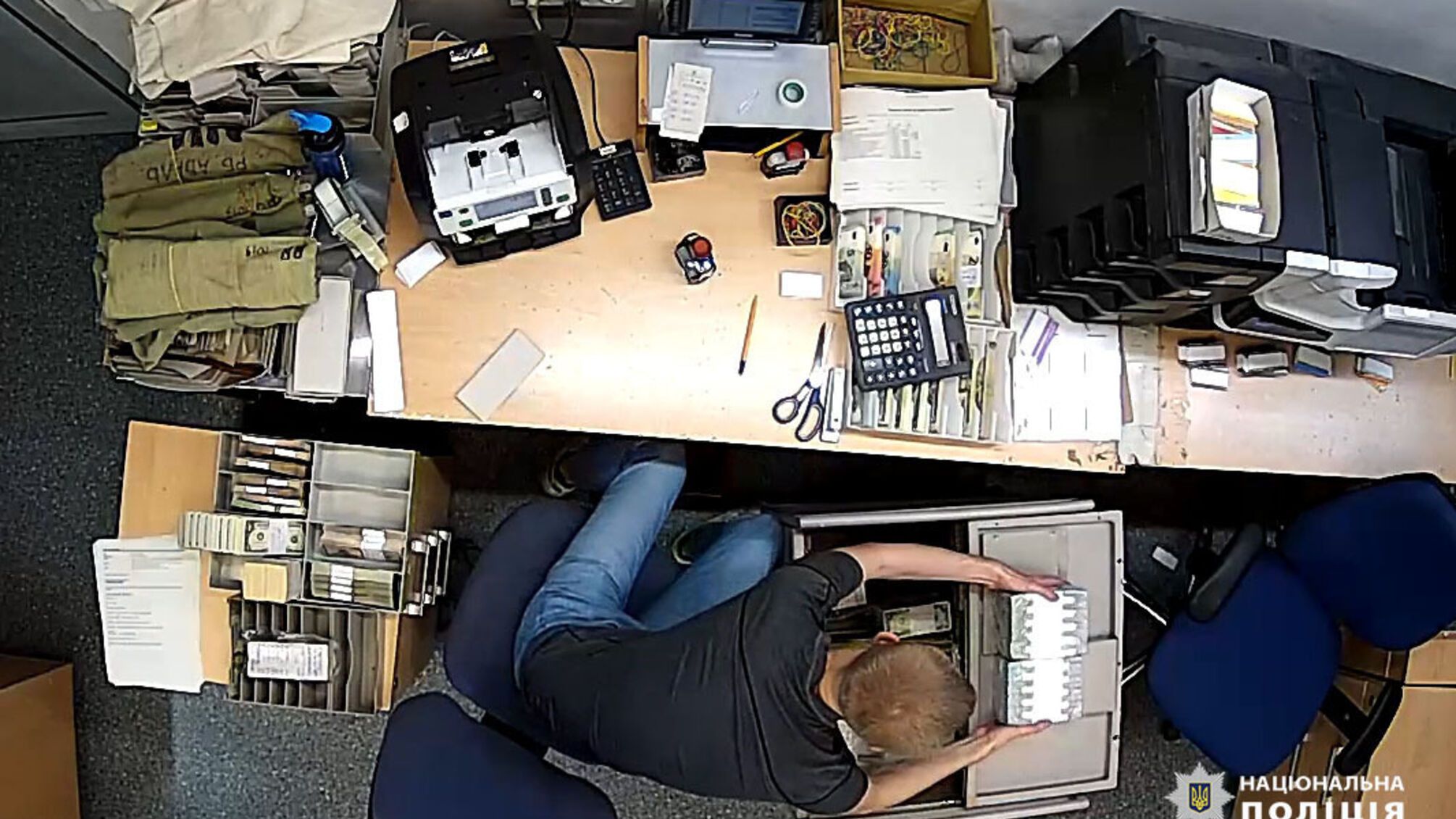 В Києві працівник банку вкрав та виніс $400 000, – Нацполіція