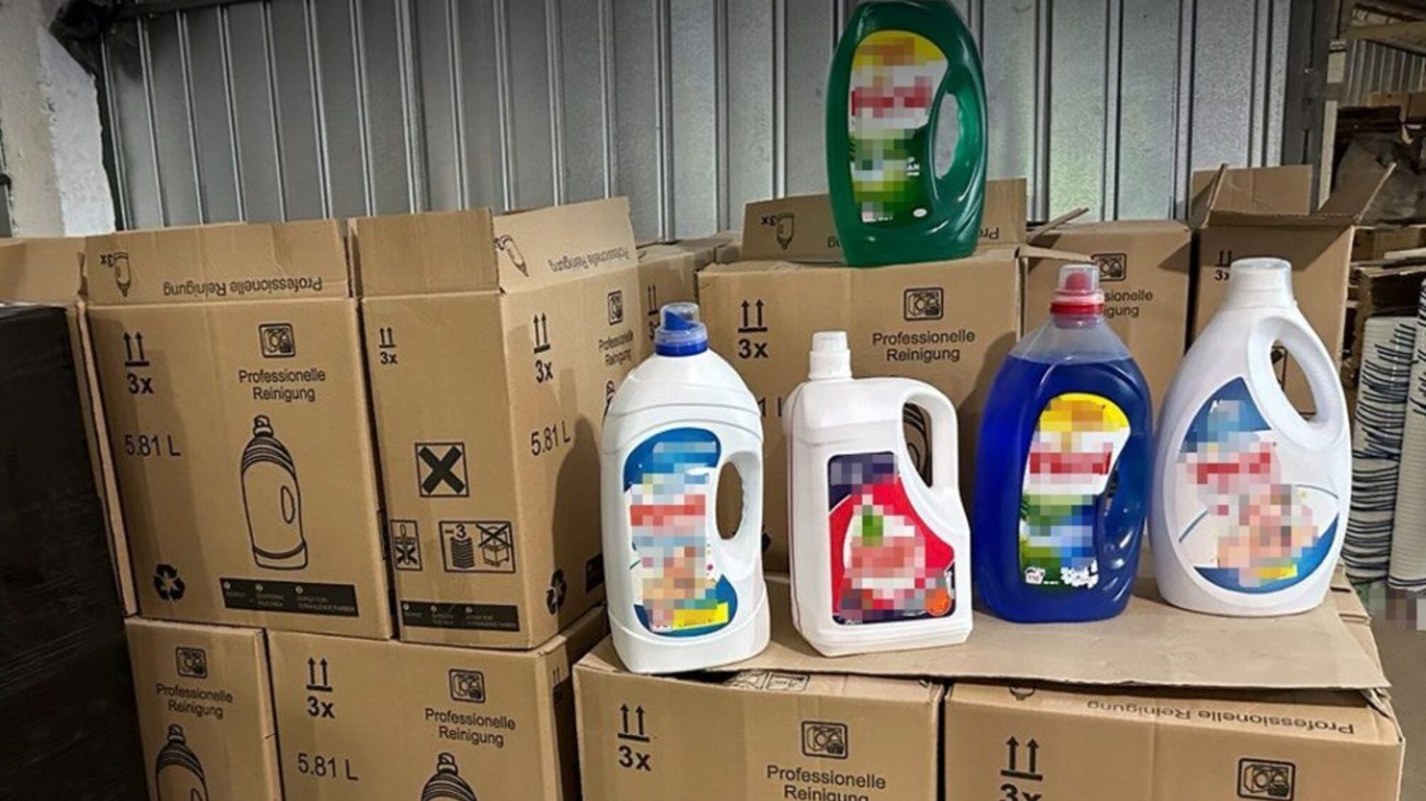 Виготовляли побутову хімію під виглядом брендів: на Буковині викрито цех