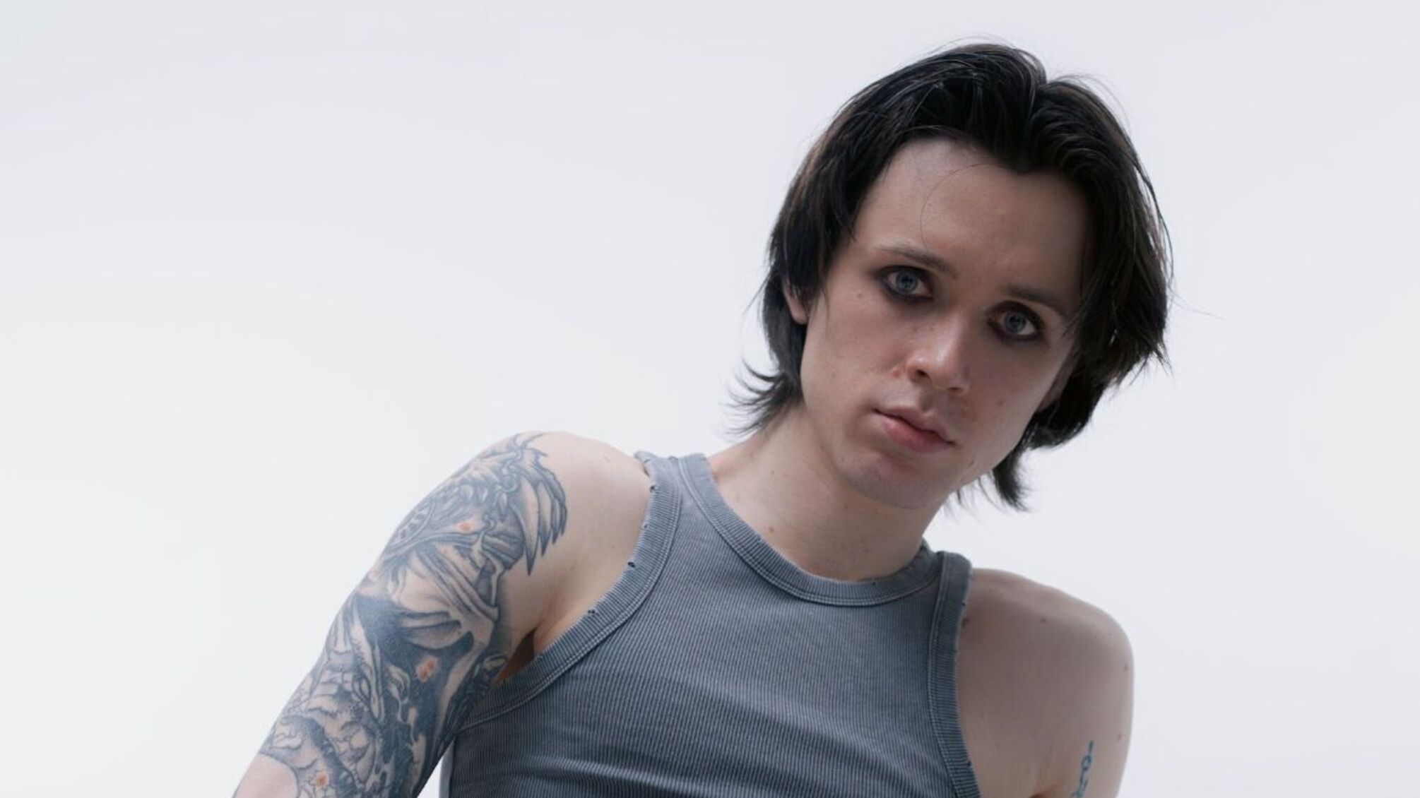 'Мое сердце в портупеях': TUMAZAR царапнул новый сатирический трек о меркантильности