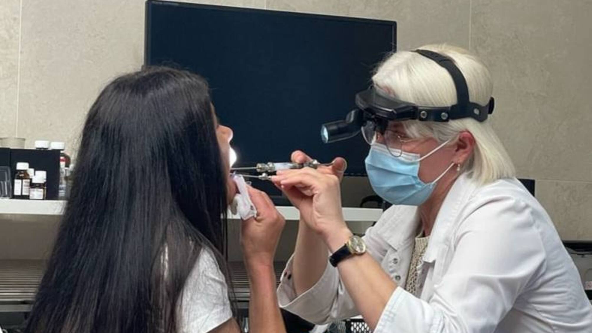 Жінка з чорним волоссям на прийомі у лікаря