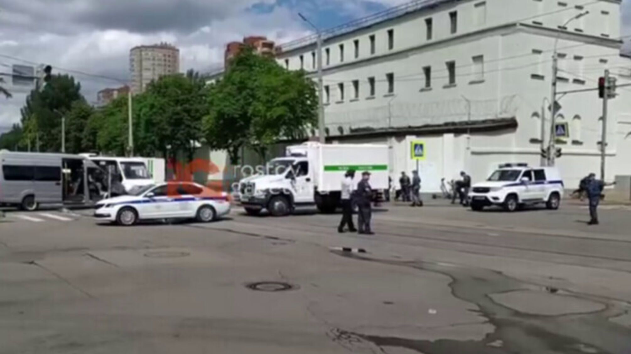 Ув'язнені СІЗО у Ростові захопили заручників і вимагають зброю та виїзд 