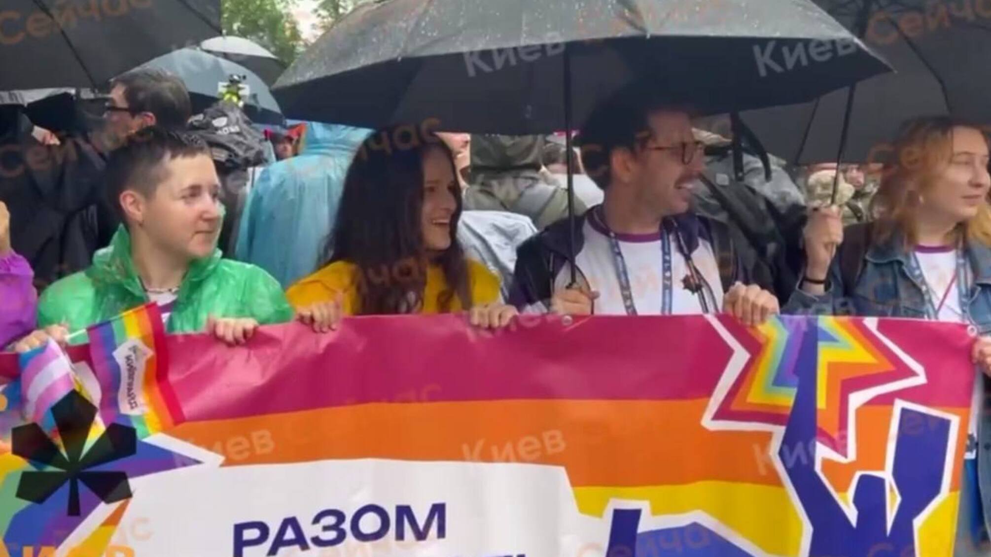 В Киеве прошел кратчайший ЛГБТ-парад: 100 метров с поддержкой нардепов и дипломатов (фото)