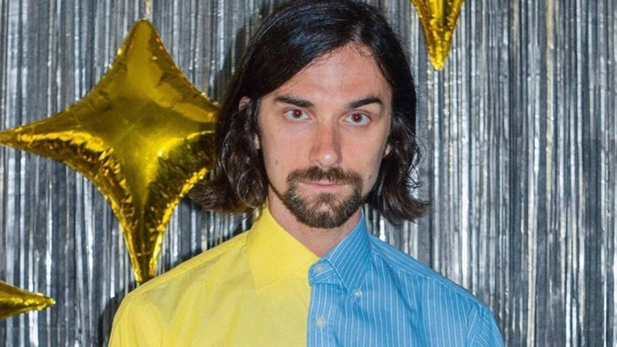 Соліст Quest Pistols Антон Савлєпов у жовто-блакитній сорочці