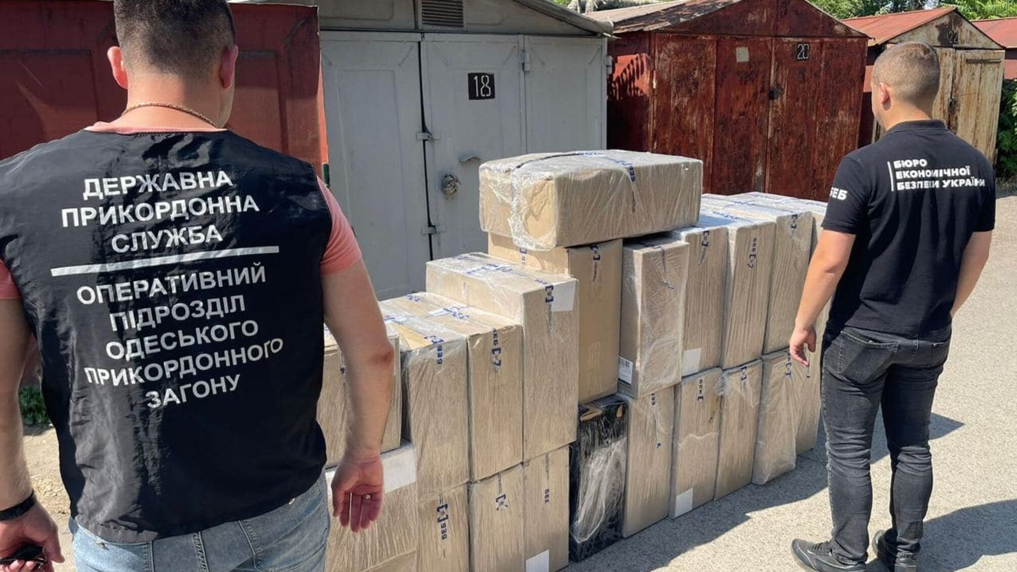 Детективи БЕБ на Одещині викрили схему незаконного розповсюдження сигарет